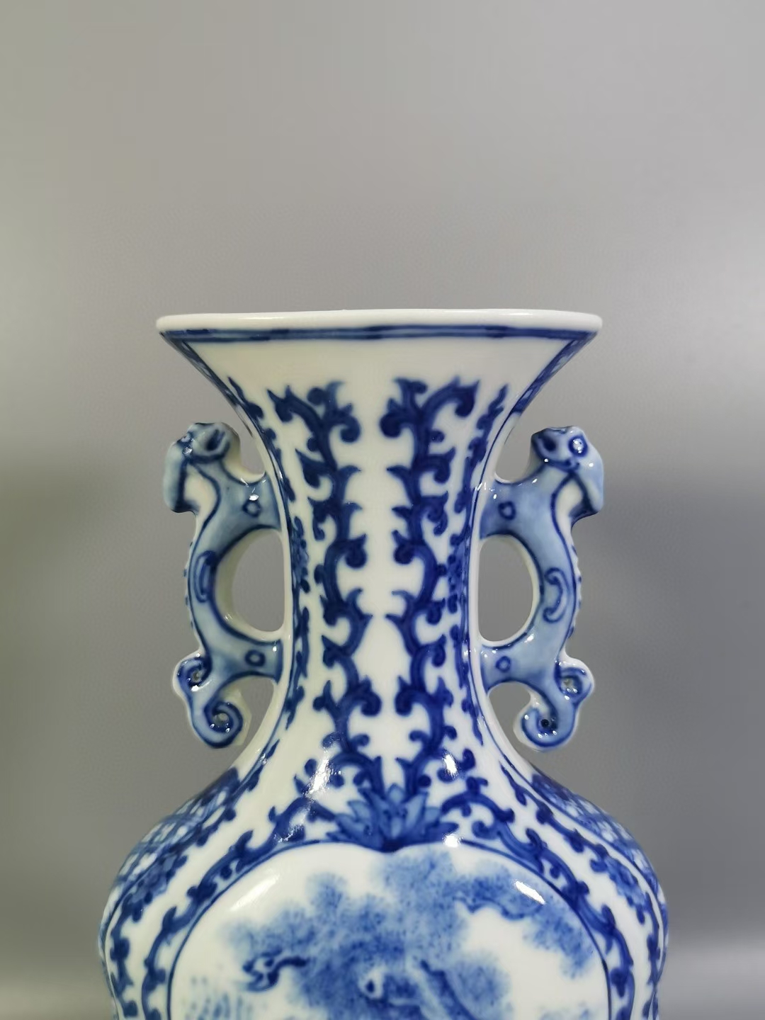 精品收藏 清雍正,青花缠枝莲纹开窗花鸟人物双耳海棠瓶.