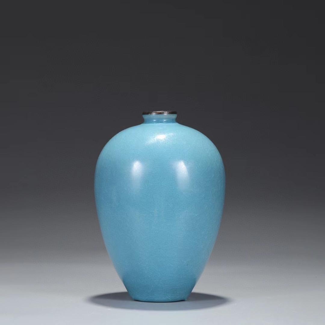 精品收藏 北宋 汝窑天蓝釉冰片纹银口大梅瓶"钟粹宫" 款. 尺寸:高21.