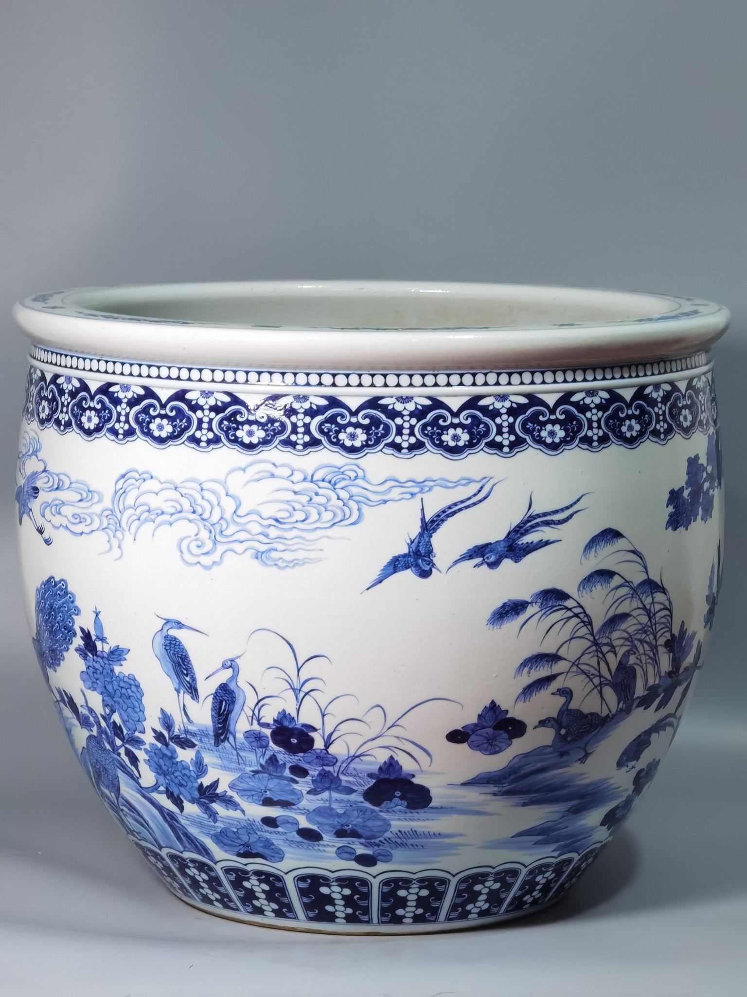 精品收藏 清代 青花百鸟朝凤图大缸. 尺寸 口直径:63公分 高:52
