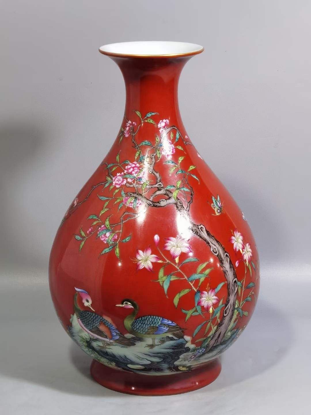 精品收藏  清雍正年款 珊瑚红地粉彩鸳鸯花卉玉壶春瓶. 尺寸:高:30 .