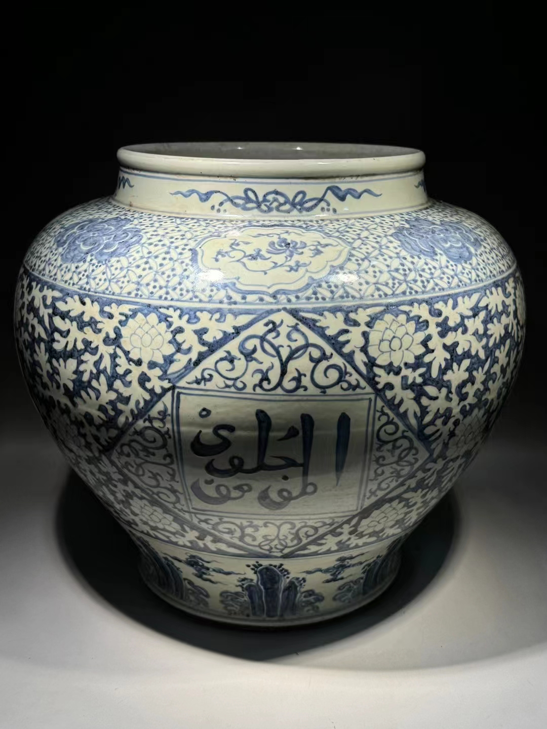 精品收藏 明 天顺款青花缠枝莲梵文罐. 尺寸:高:34公分 口径:21公分.