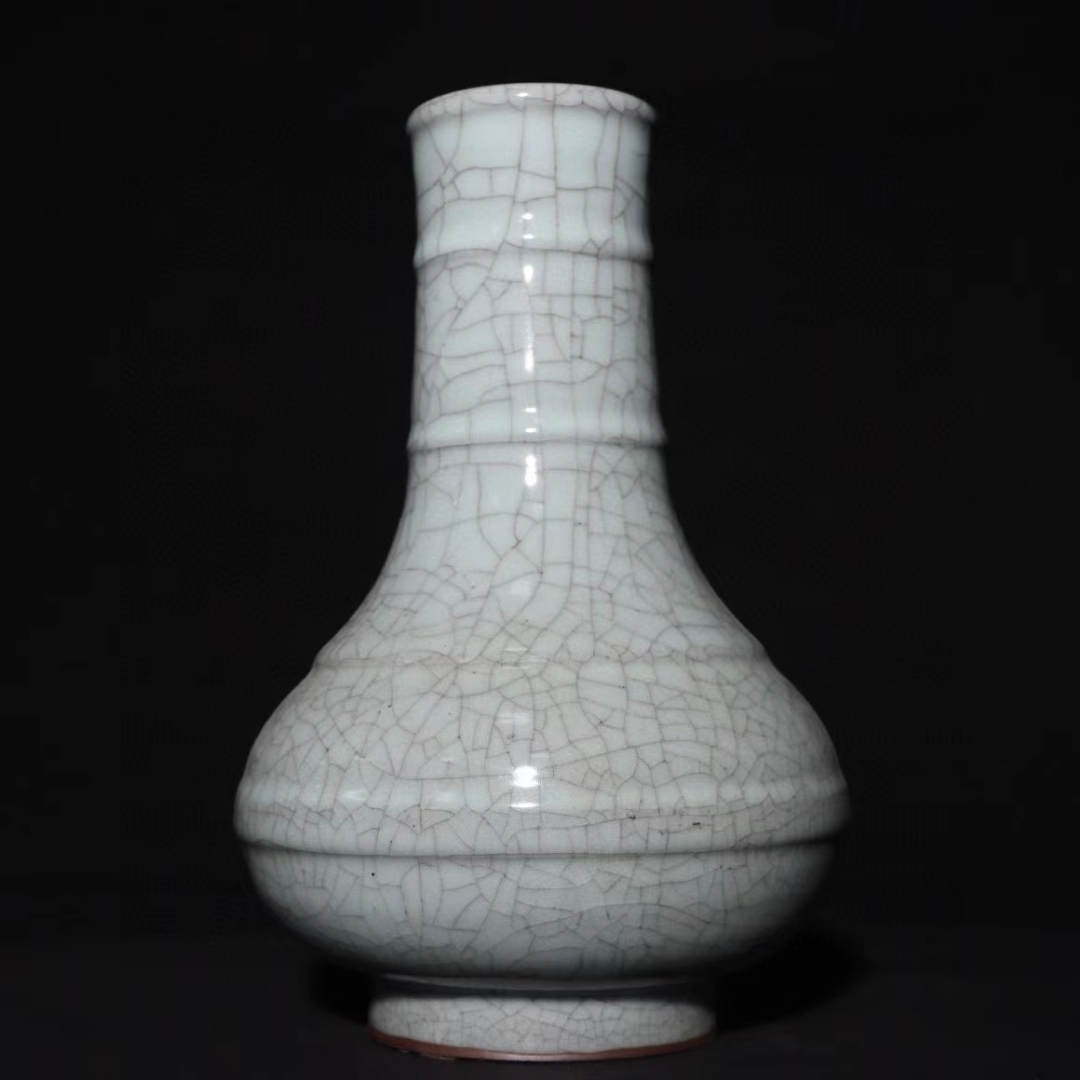 精品收藏 宋代  官窑粉青釉弦纹直颈瓶. 尺寸:高:25cm.宽:15.5cm.
