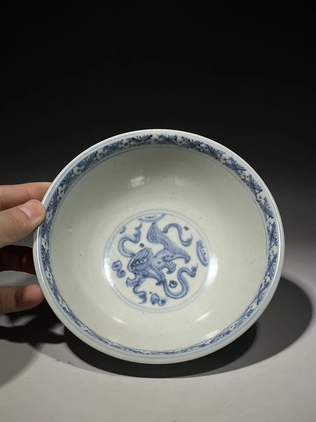 精品收藏 明 弘治青花狮子戏绣球纹碗. 尺寸:高:7公分 直径:15公分.