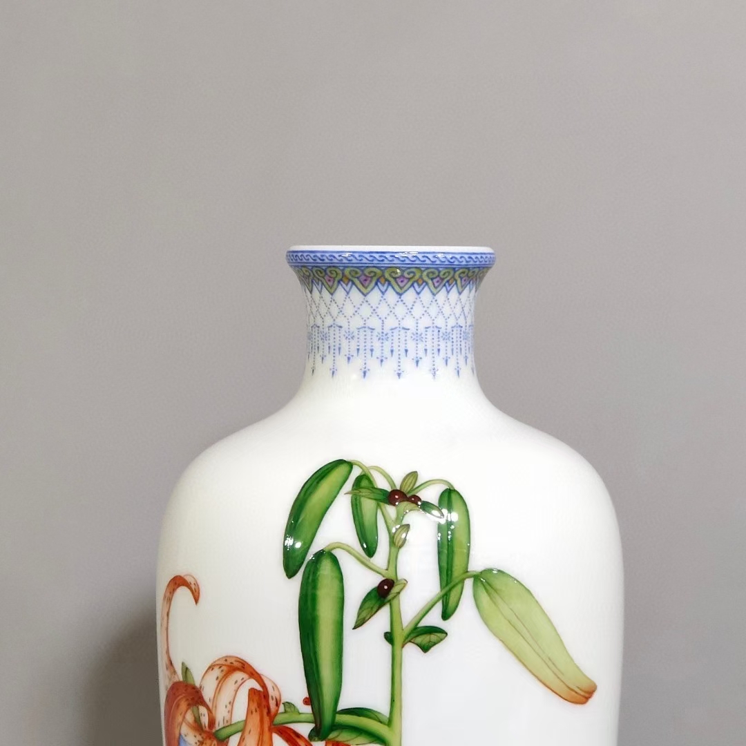 精品收藏 清代 乾隆珐琅彩郎世宁花卉梅瓶.