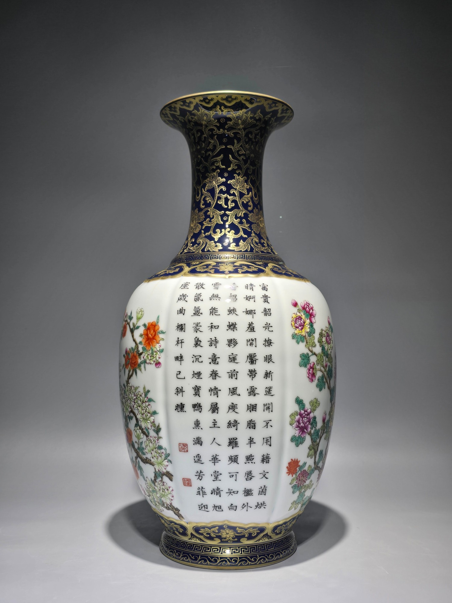 精品收藏 清乾隆款,霁蓝地描金粉彩诗句花卉纹大瓶