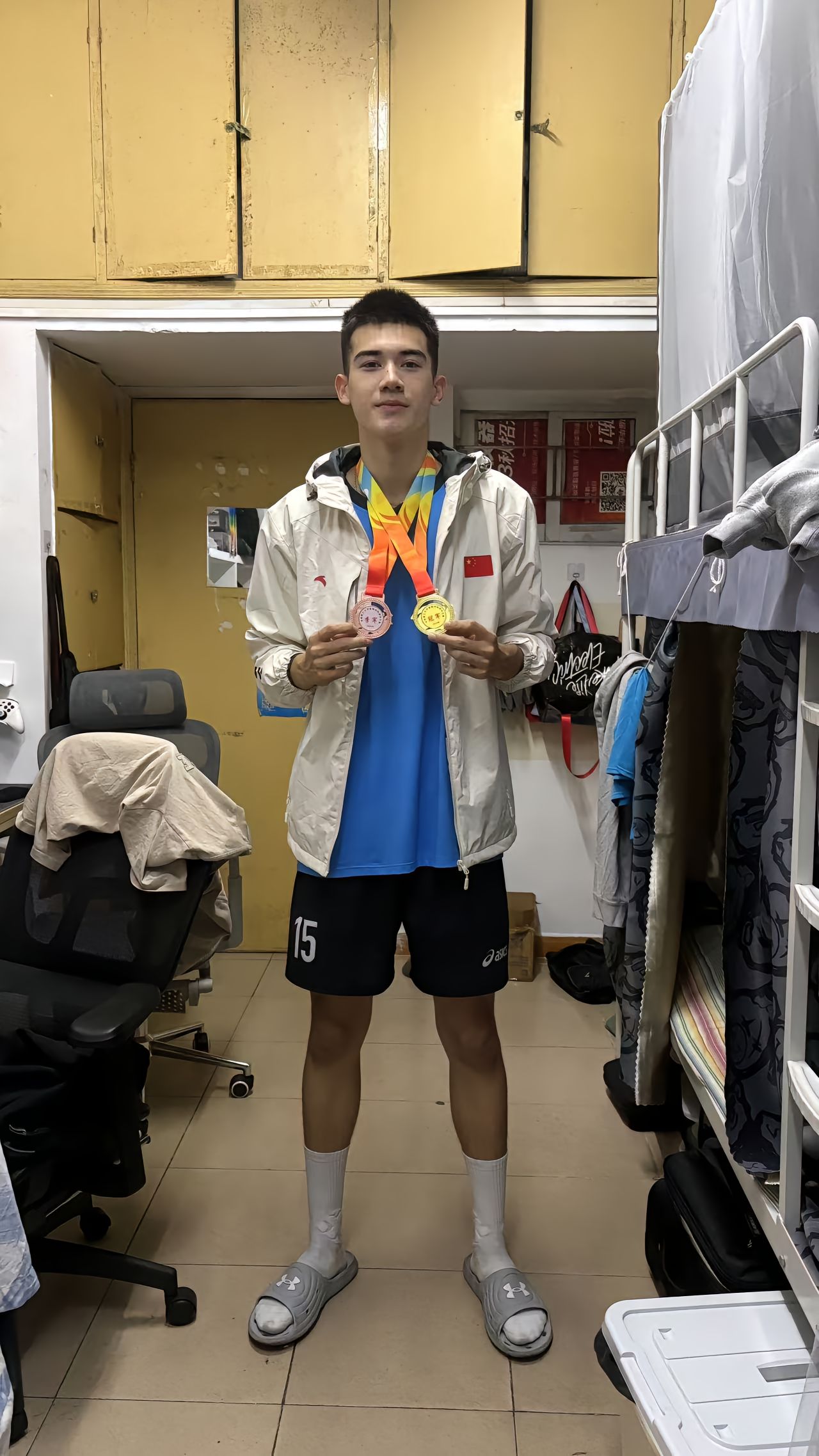 寸头的他很像某个明星,这样的颜值真的很好看.