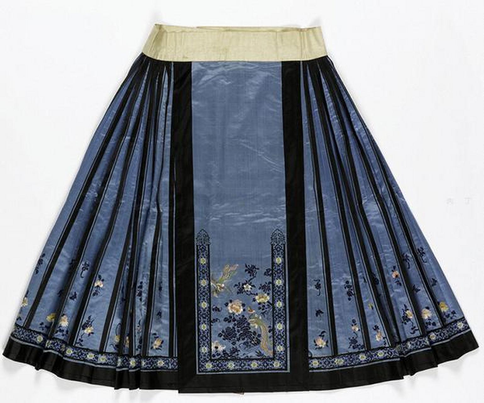 今天偶然翻看古籍,被马面裙的悠久历史深深吸引.