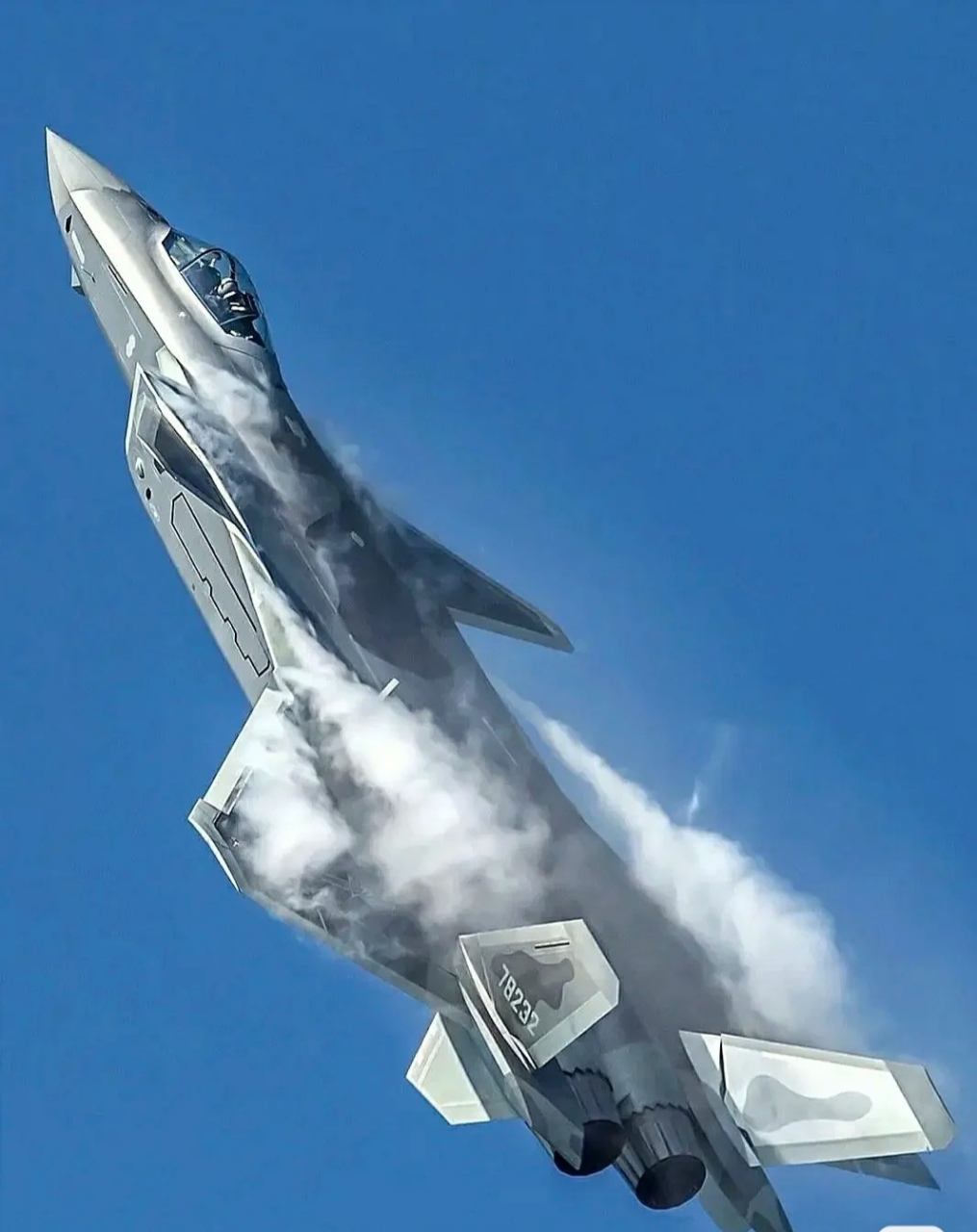 歼20霸气侧漏