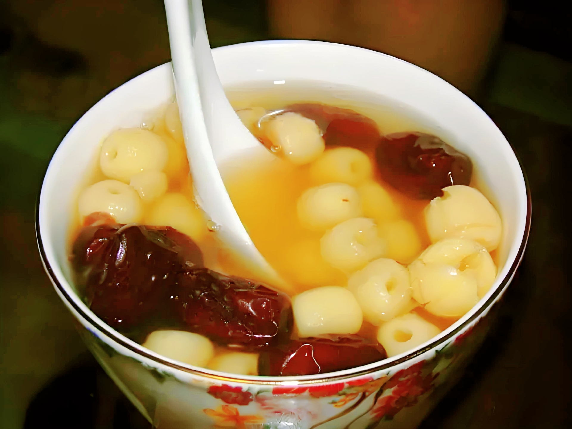 对于气血双亏或者病后体弱的人群来说,多吃红枣莲子汤帮助身体更好的