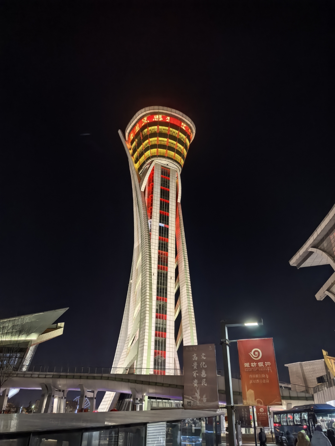 虽然错过了落日,可是拍到了夜色下的潍坊人民广场观光塔