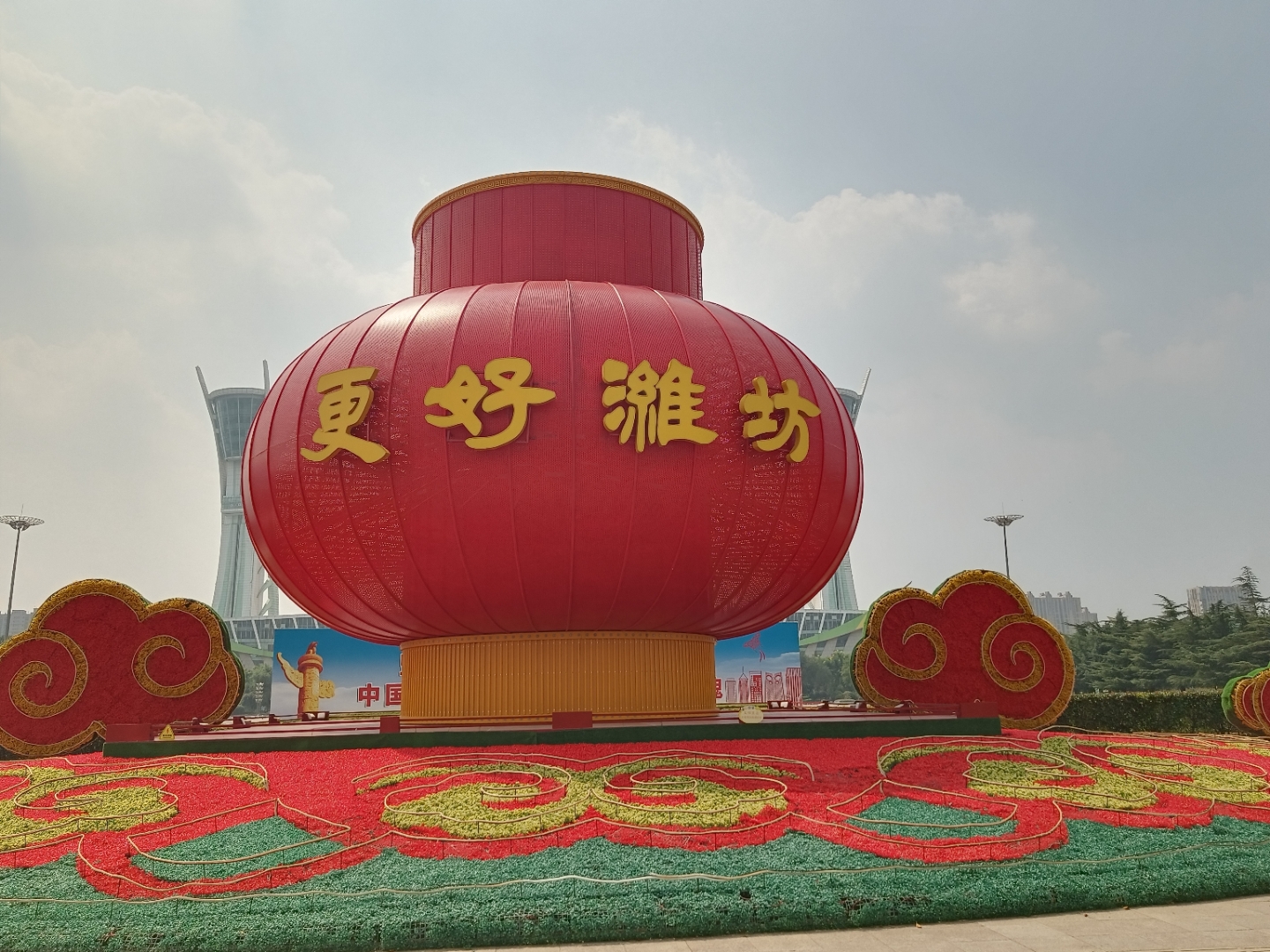 双子塔是潍坊地标性建筑了.  现在东塔开放,塔高103米.