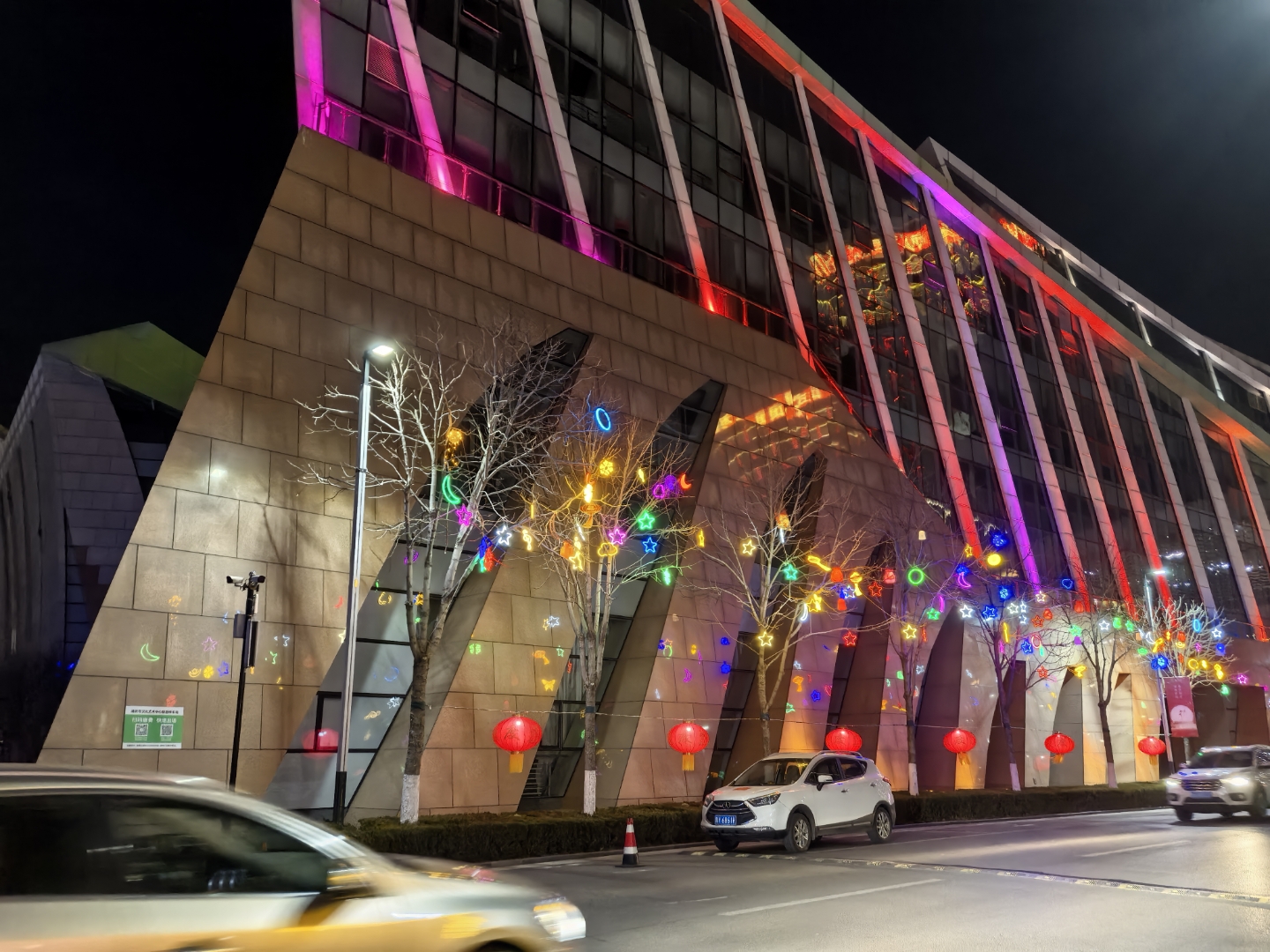 昨天晚上去了潍坊大剧院看了一场话剧《银锭桥》