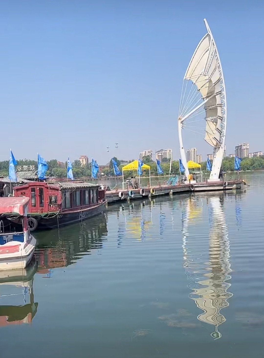 最出粽的城市#  今天端午,潍坊鸢都湖也有龙舟比赛了.