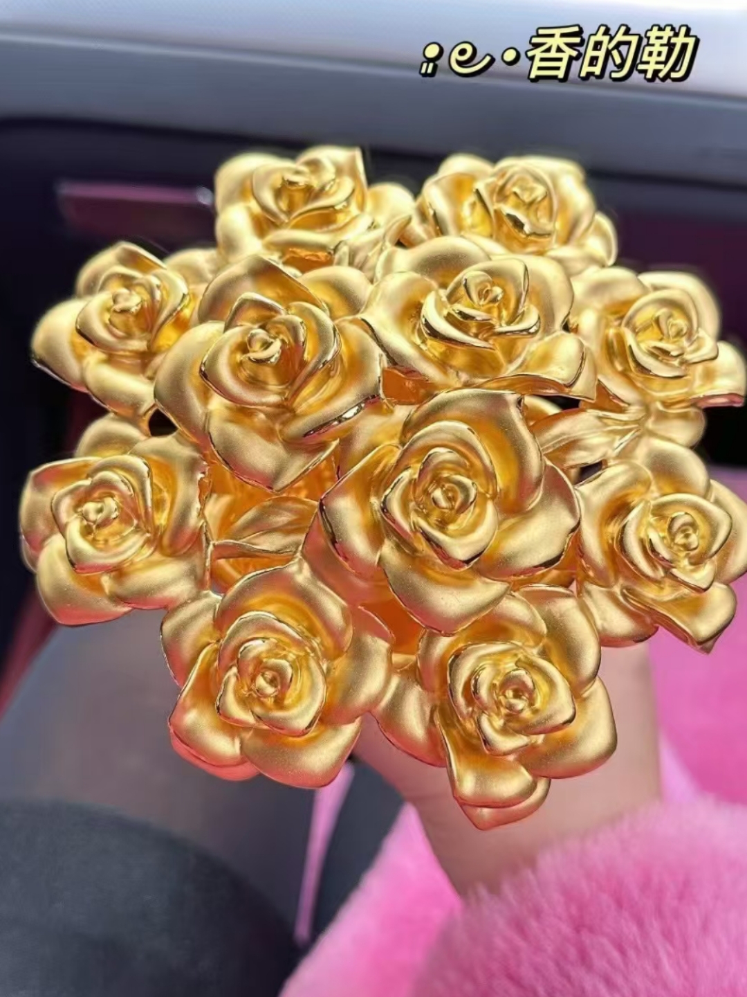 这么一朵金灿烂的玫瑰花谁不喜欢呢!