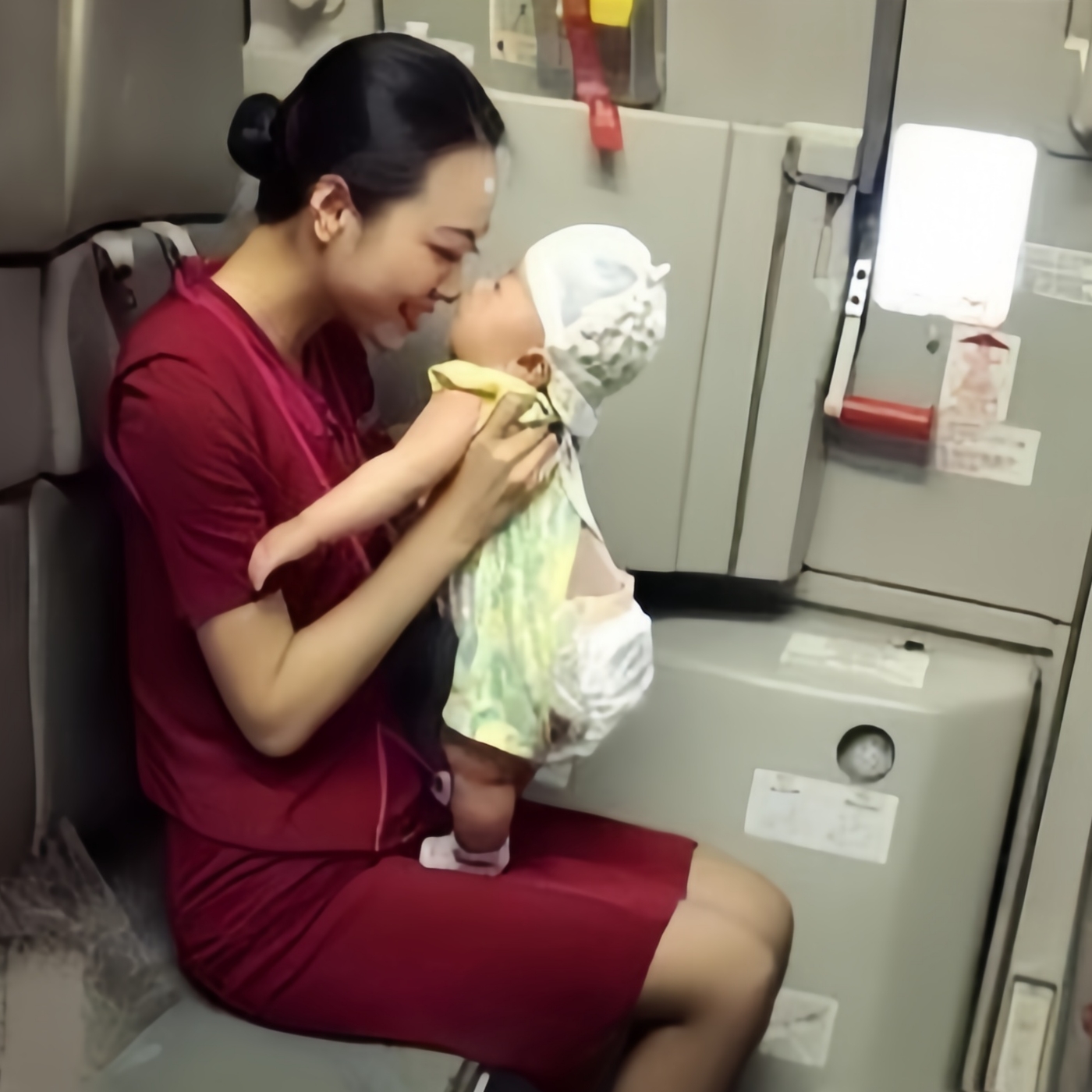 说的全程微笑的服务,可不是单单针对与座位上的乘客如此!