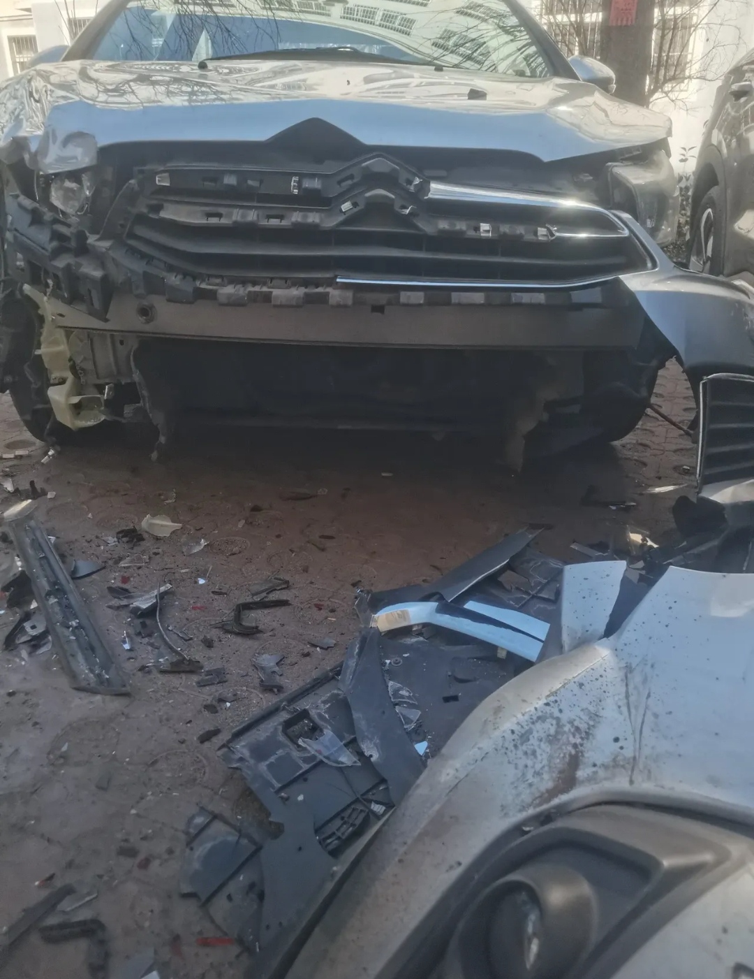 大早上给我打电话,说蹭了一下车,我也没在意