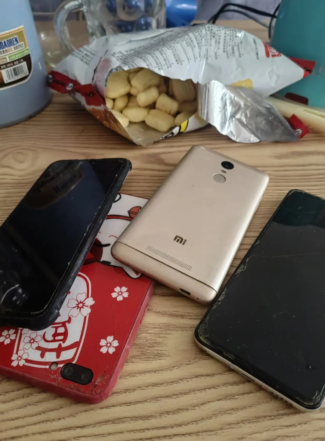 昨天我手机丢了,被一个男孩捡到,他给我送来,我给了他150块钱