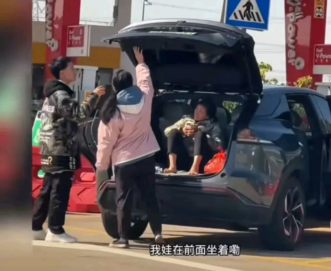 看见姨父和妈妈在车后面