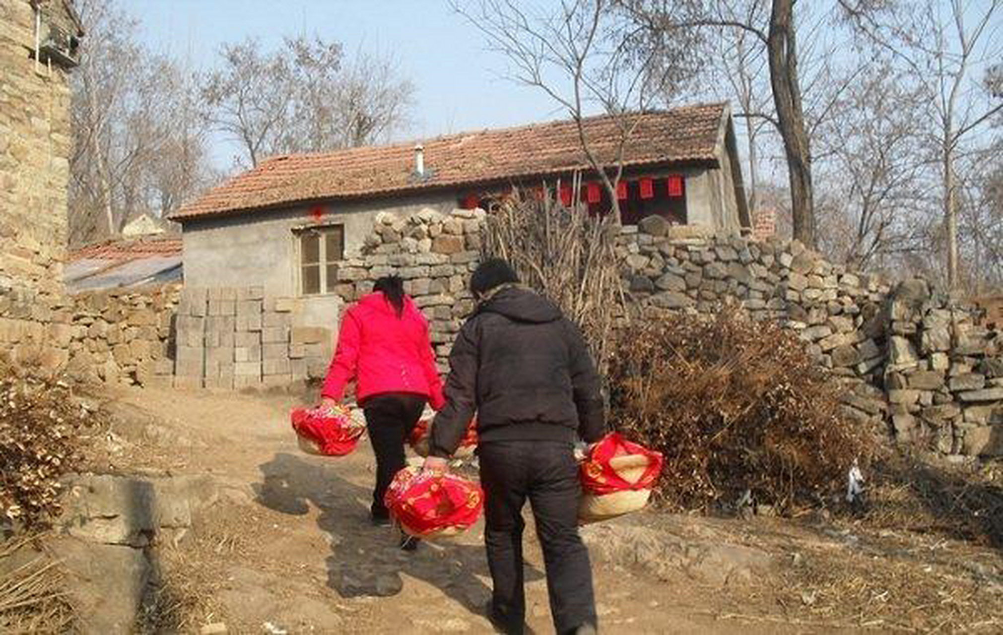 过年回老家走亲戚发现一个可怕的现象:村里好几年没有年轻人了,留在