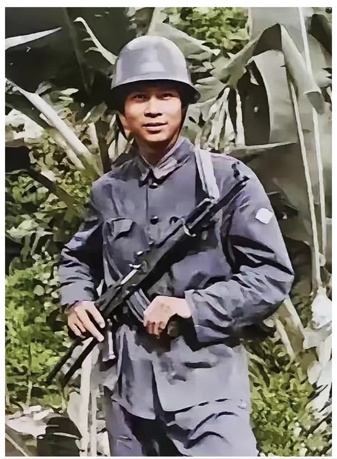 1985年,老山前线,"兵王"廖广志在南国芭蕉树下持枪留
