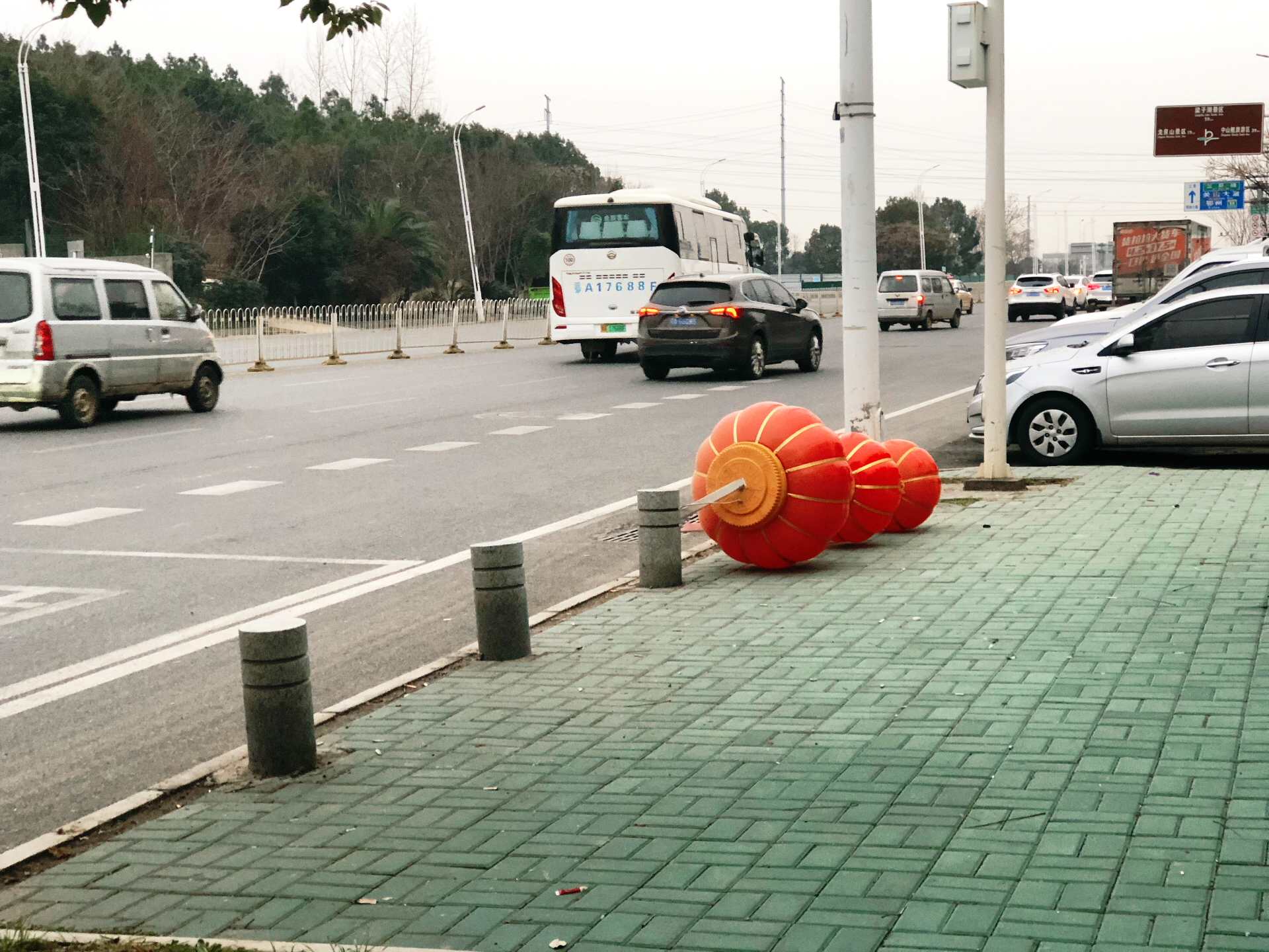 上班的这个点,平常非常拥堵的光谷民族大道,这几天感觉感觉人车少了