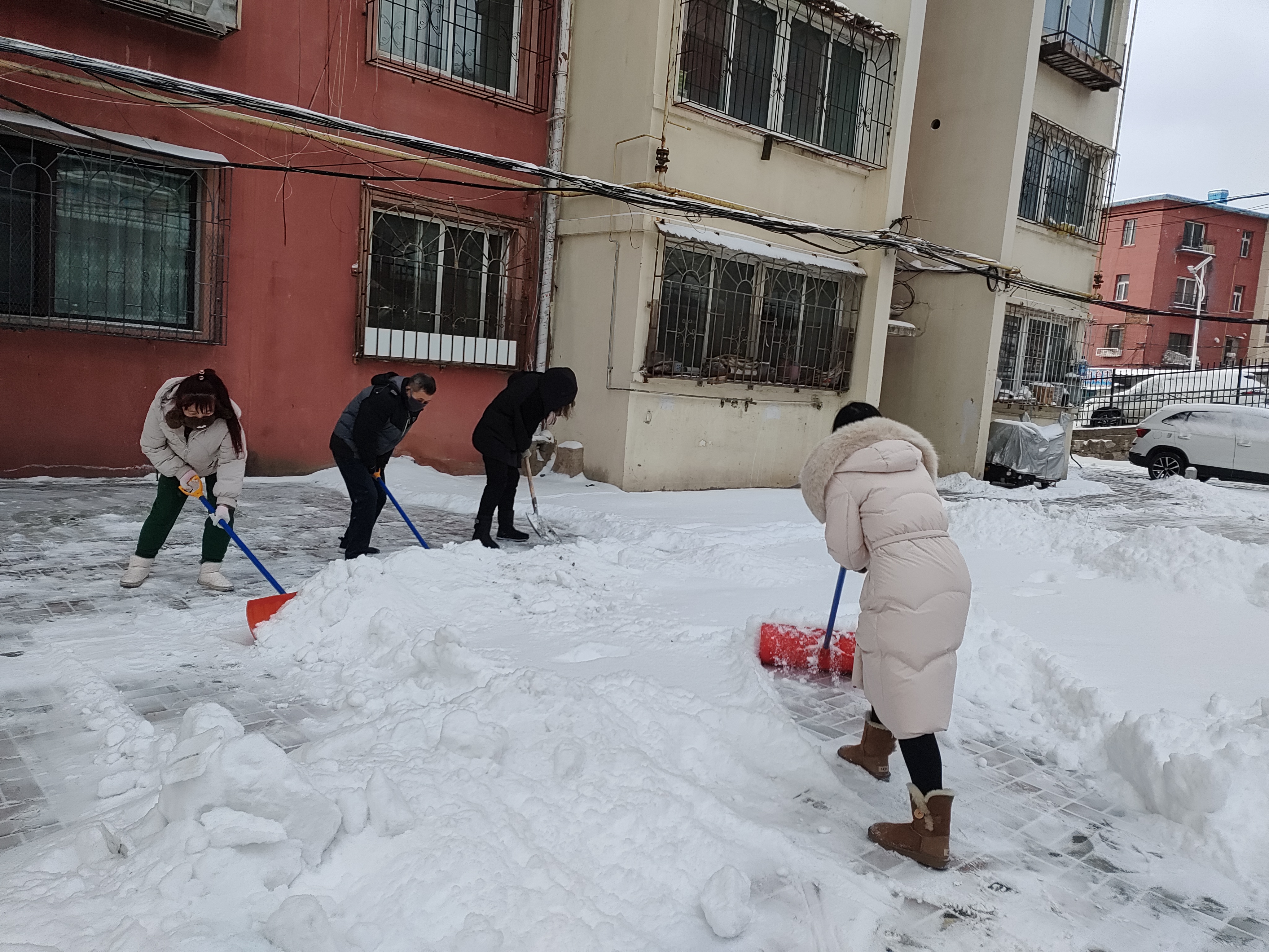 个人除雪照片图片