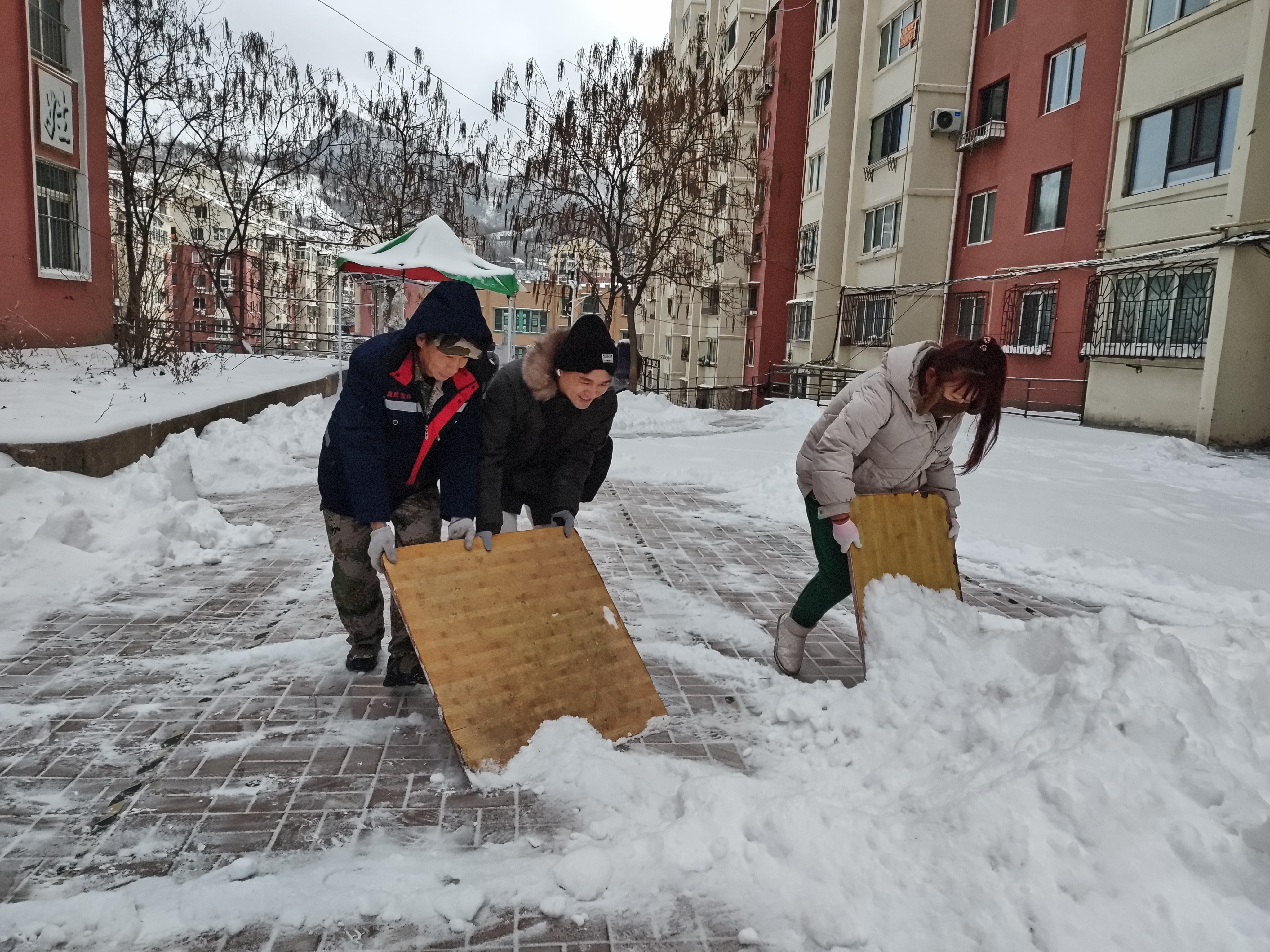 个人除雪照片图片