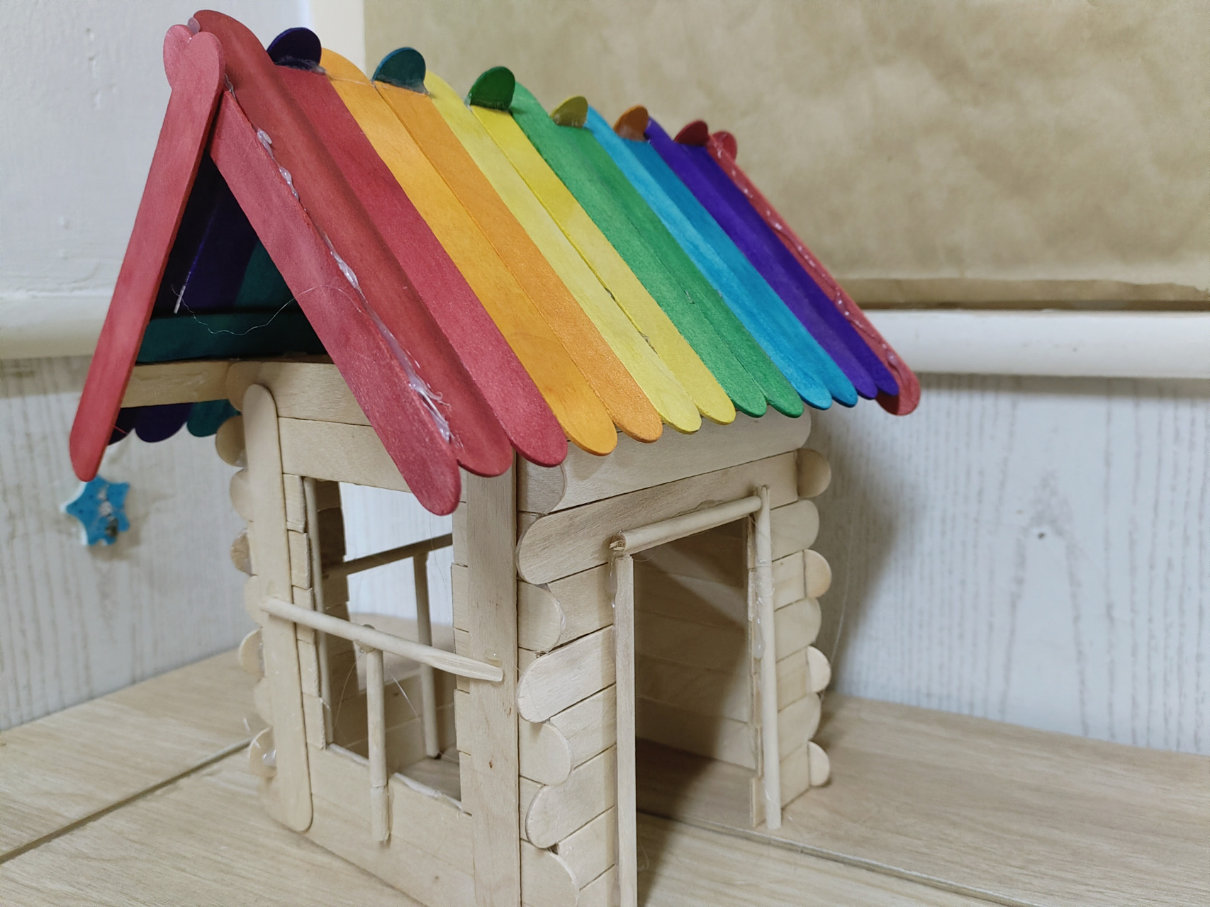 创意手工# 用彩色和原木色雪糕棒组合,可以做成漂亮的小房子,大家快