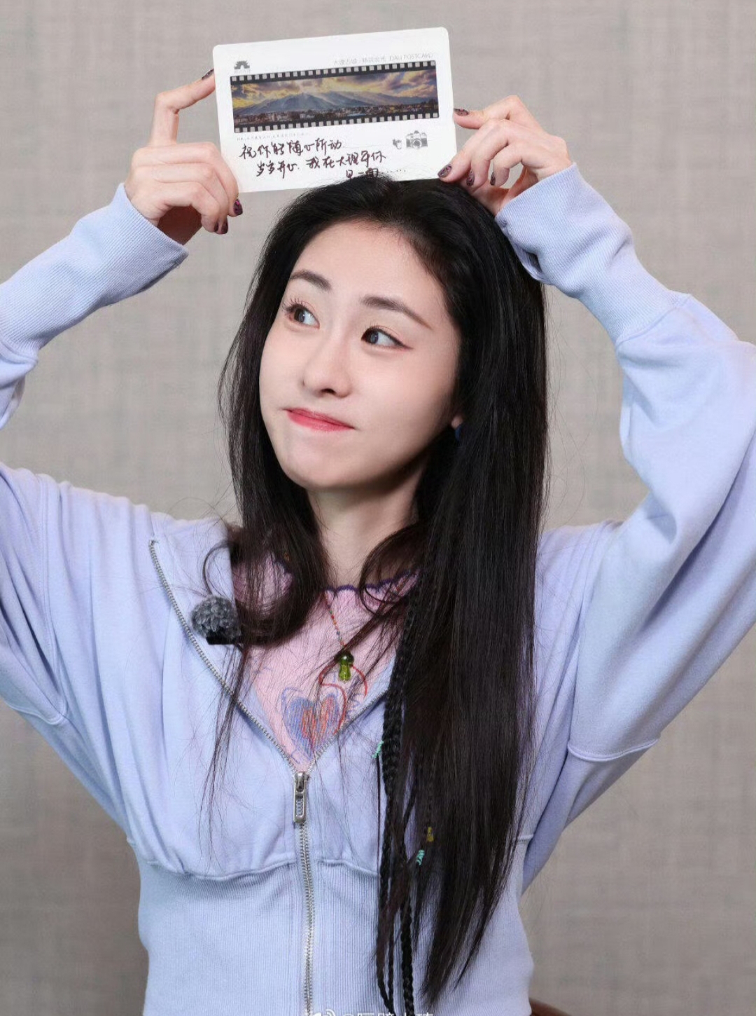 张碧晨首次晒和女儿合照,母女俩一起看烟花,5年都过去了,我只想说一句