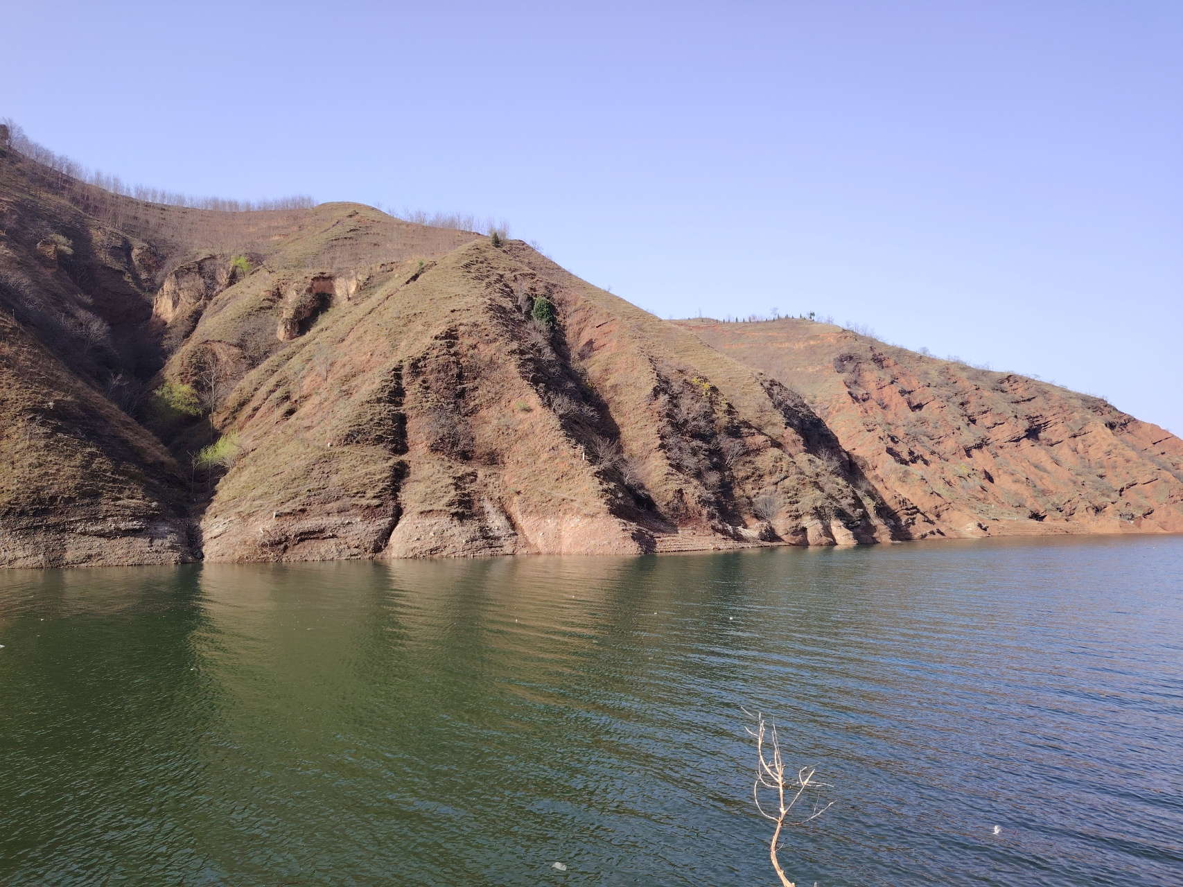 《故县水库》             故县水库久闻大名,是洛阳饮用水的主要供给