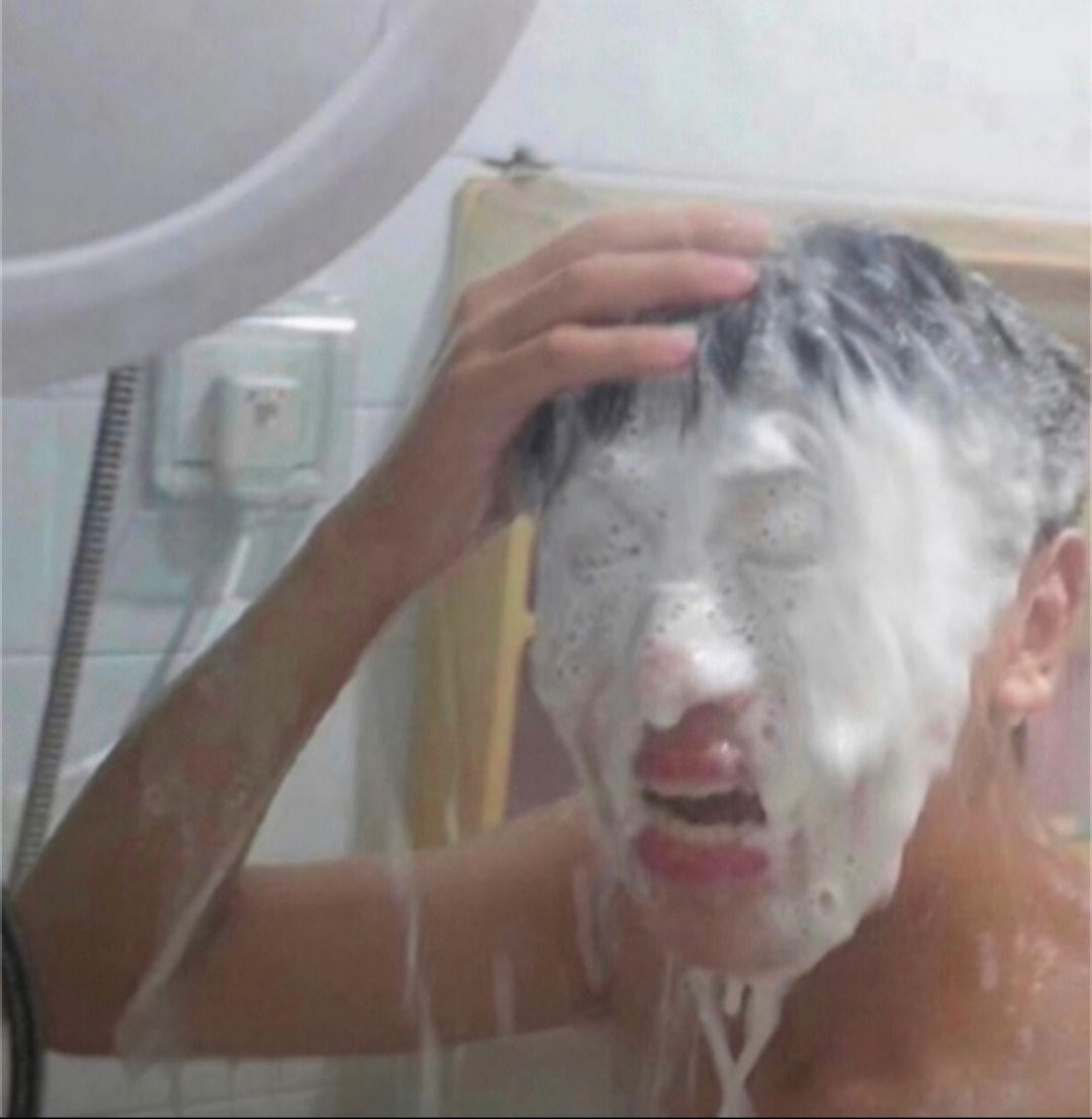 啊?我洗头呢,眼睛一片空白