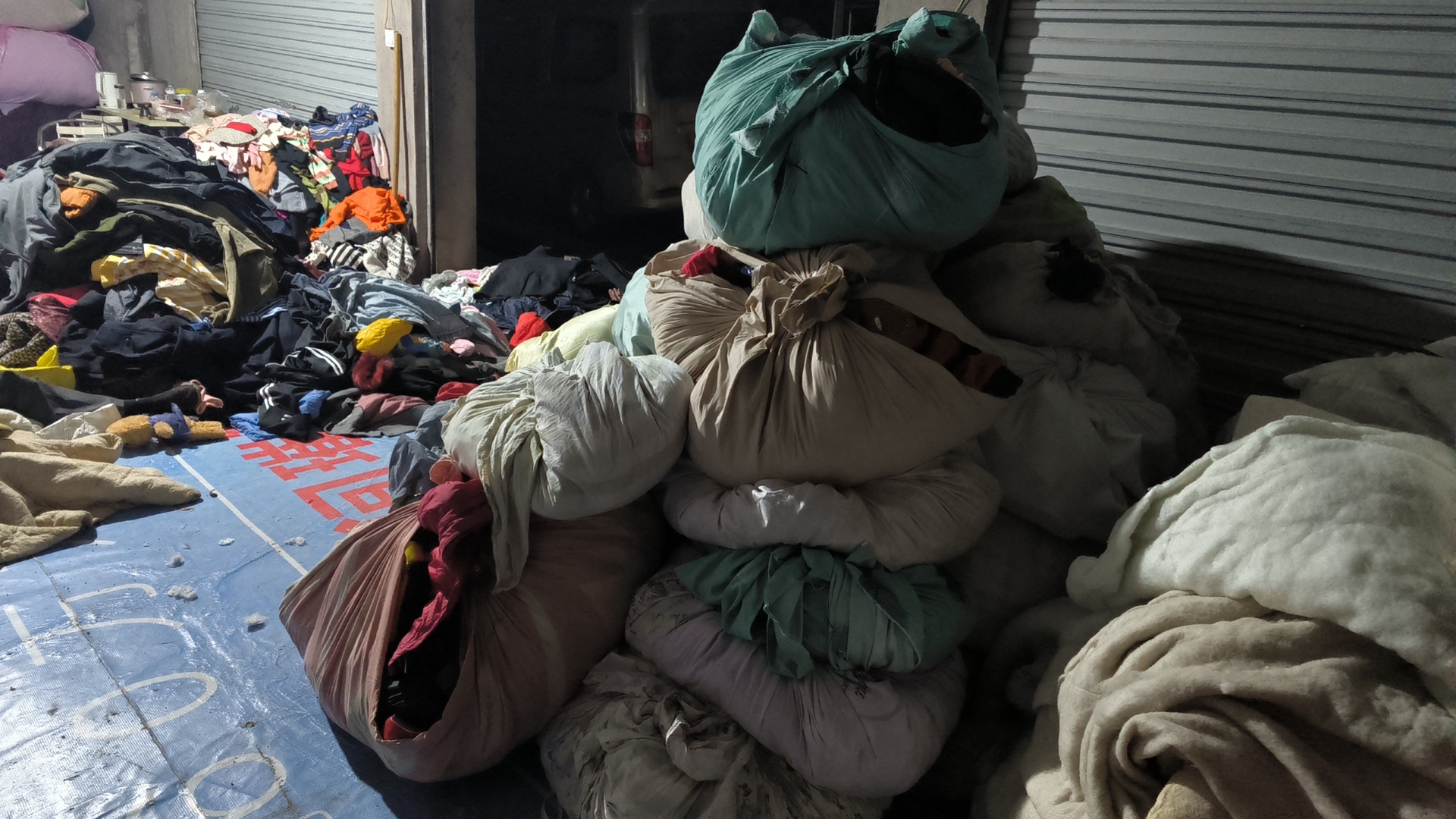 旧衣服大量回收(旧衣服回收真的能月入上万,销路在哪?)