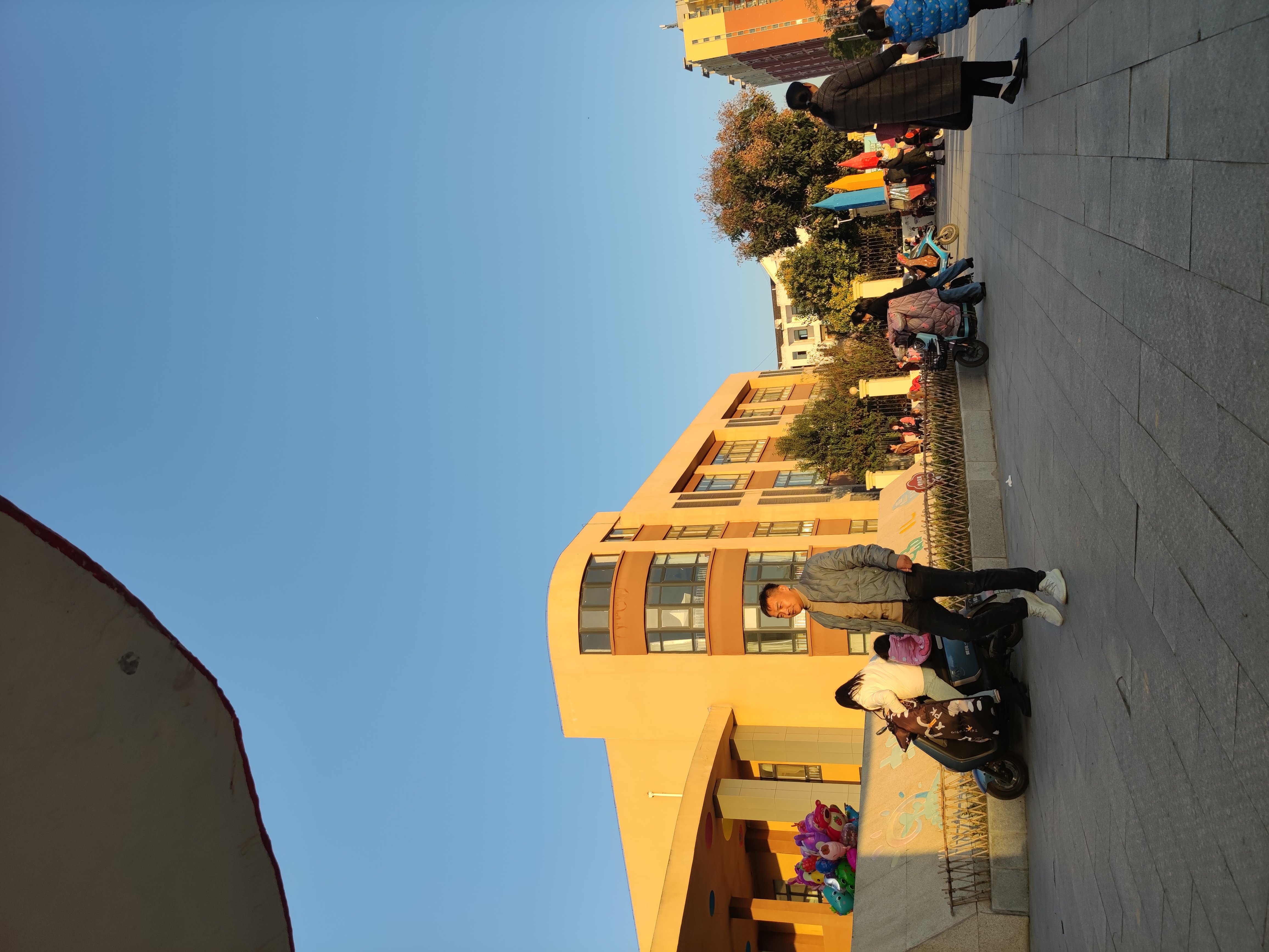 但是我还是很担心,因为邻居家的女儿又开始发烧吃药