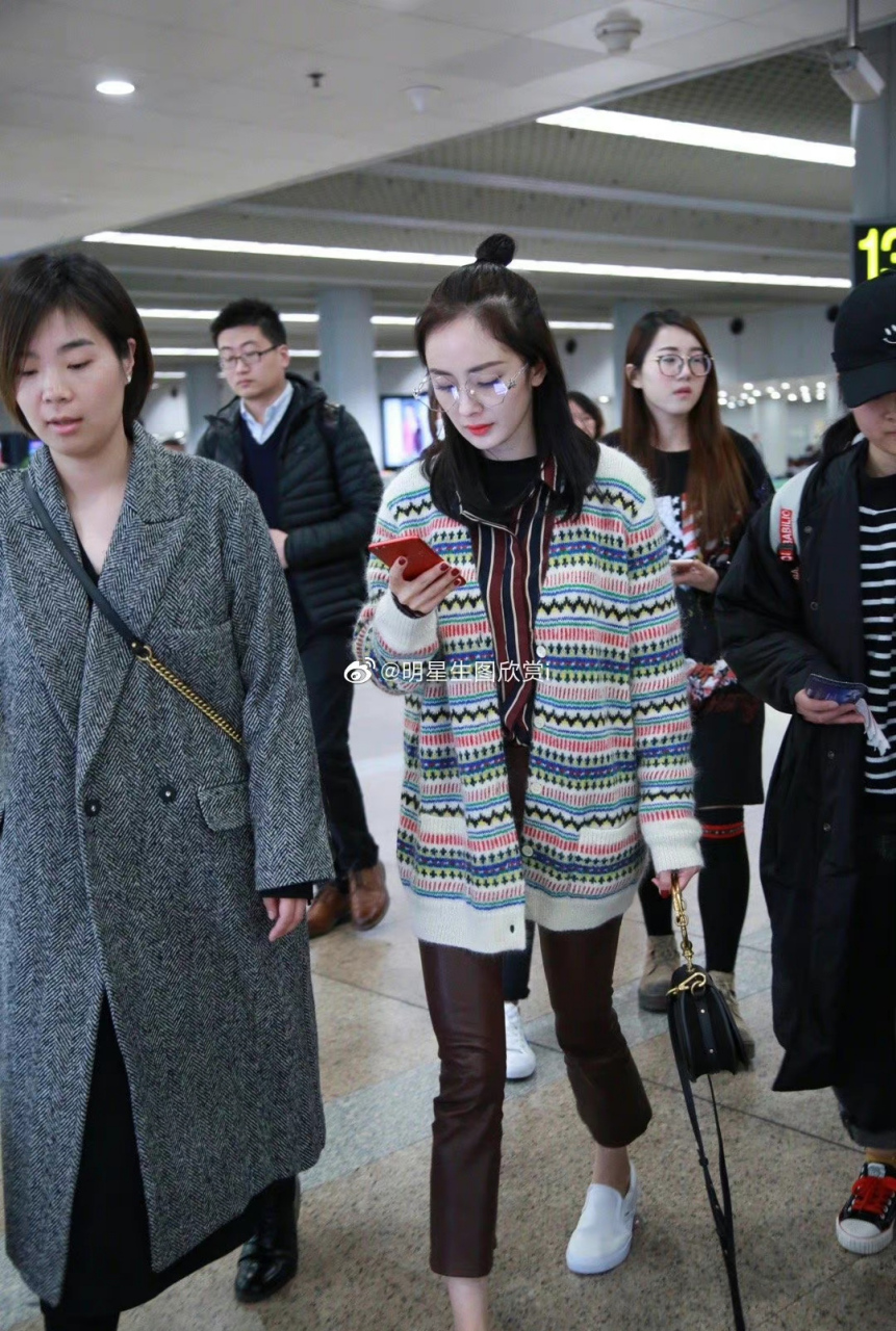 杨幂素颜现身机场.