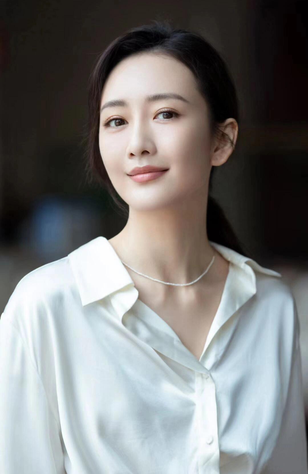 王鸥身穿白色蕾丝透视装,气质优雅如女神.