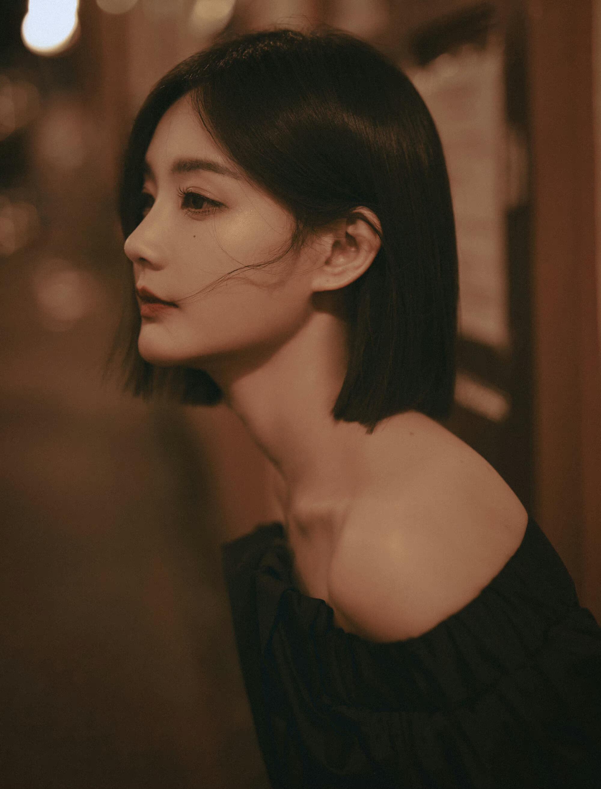 李一桐的夜色中漫步,轻风吹起她的发丝,侧颜沉思,仿佛在城市喧嚣中