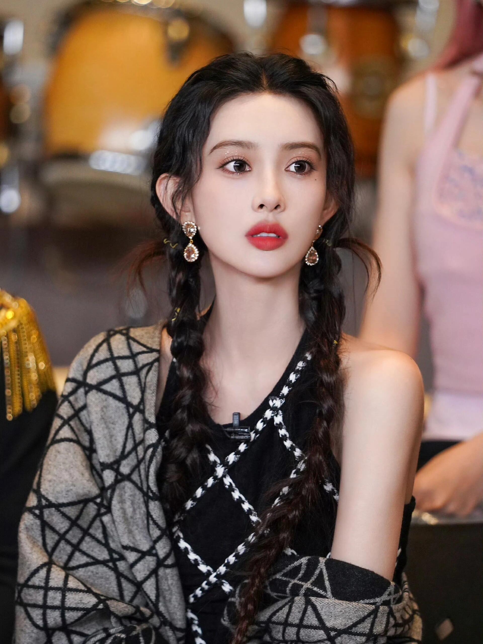 孟子义,今天又扎了双马尾,感觉自己萌萌哒!