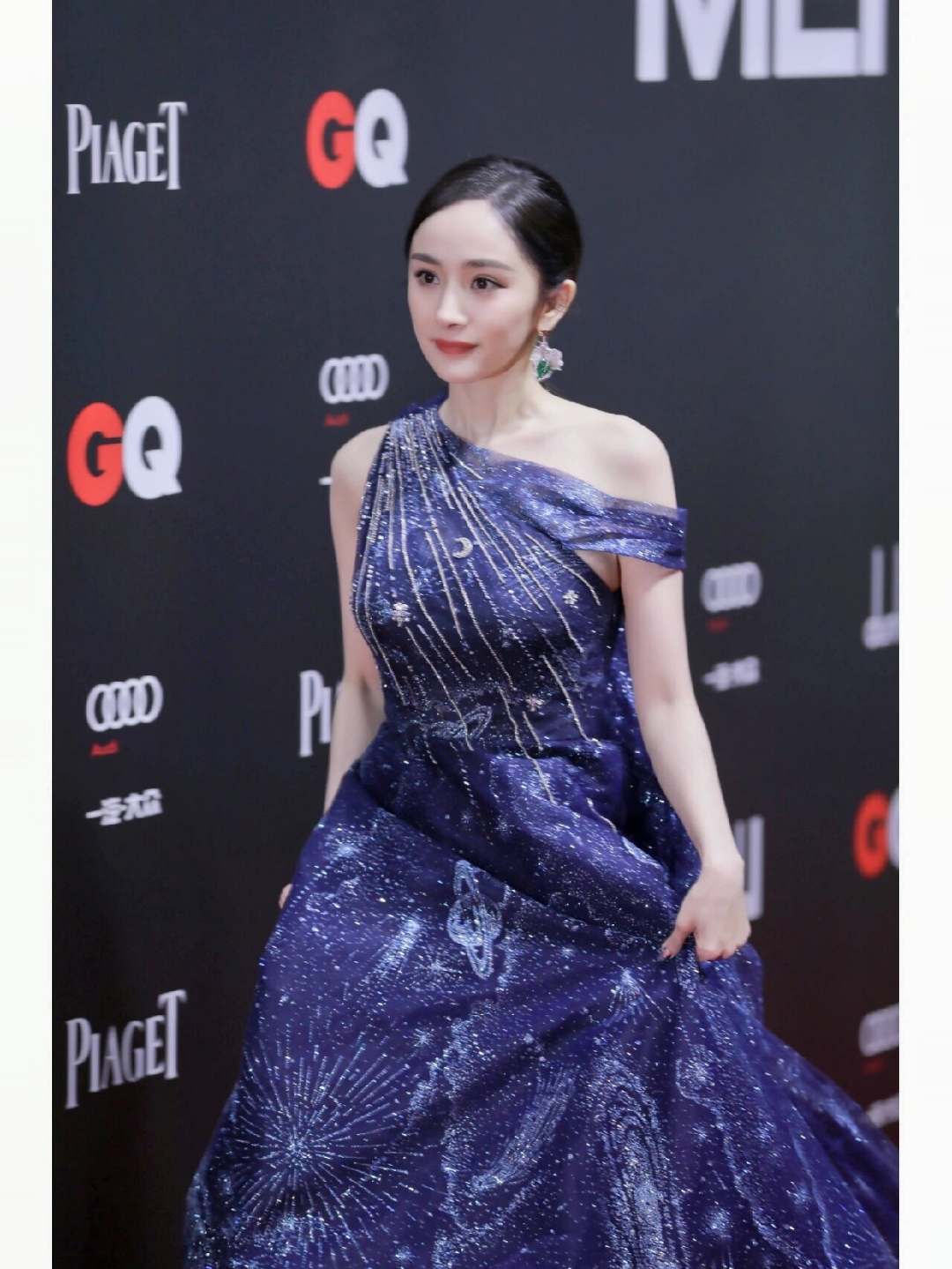 💙梦幻蓝色长裙,宛如杨幂穿越时空的仙女造型!