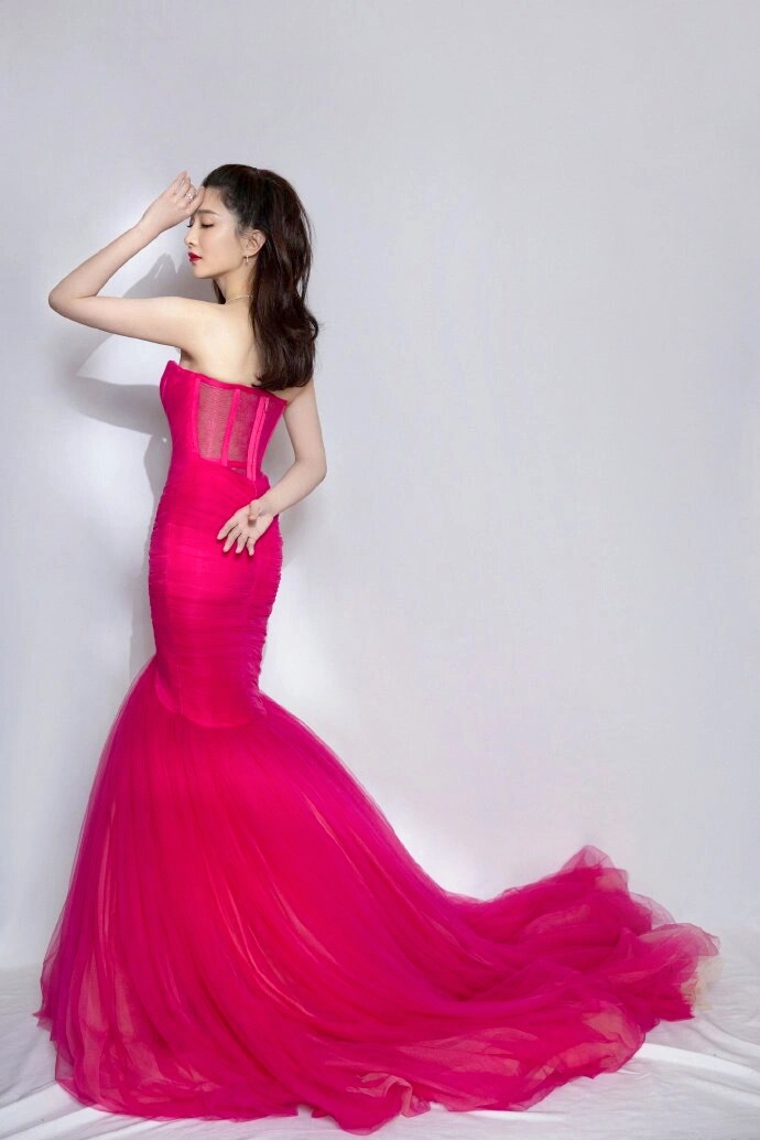 江疏影小姐姐,你们肯定在各大红毯上看到了她那抹耀眼的红色礼服了吧?