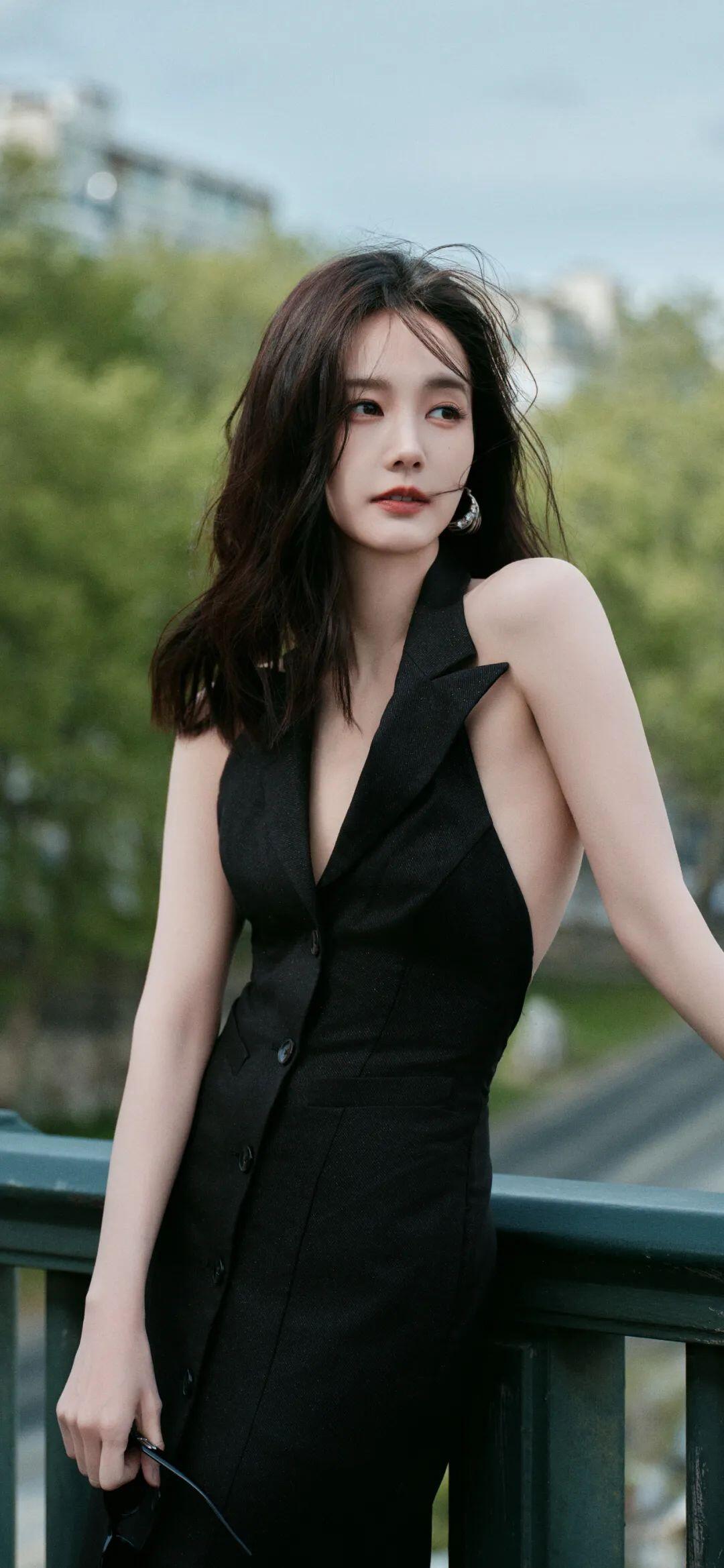 李一桐,夜风轻拂,静谧如初,一袭黑裙,独立桥上,流转生辉.