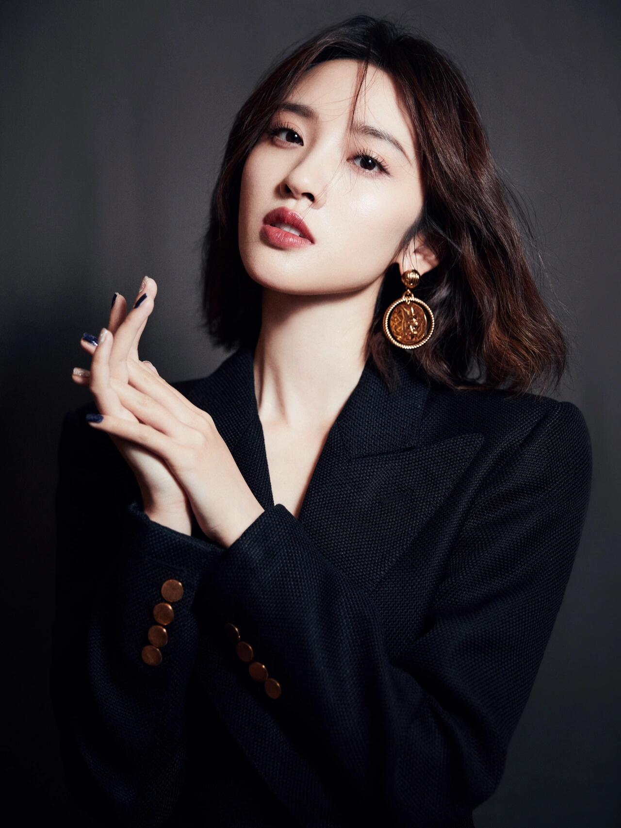 唐艺昕,笑容灿烂如花,耳畔闪耀着希望的光芒.