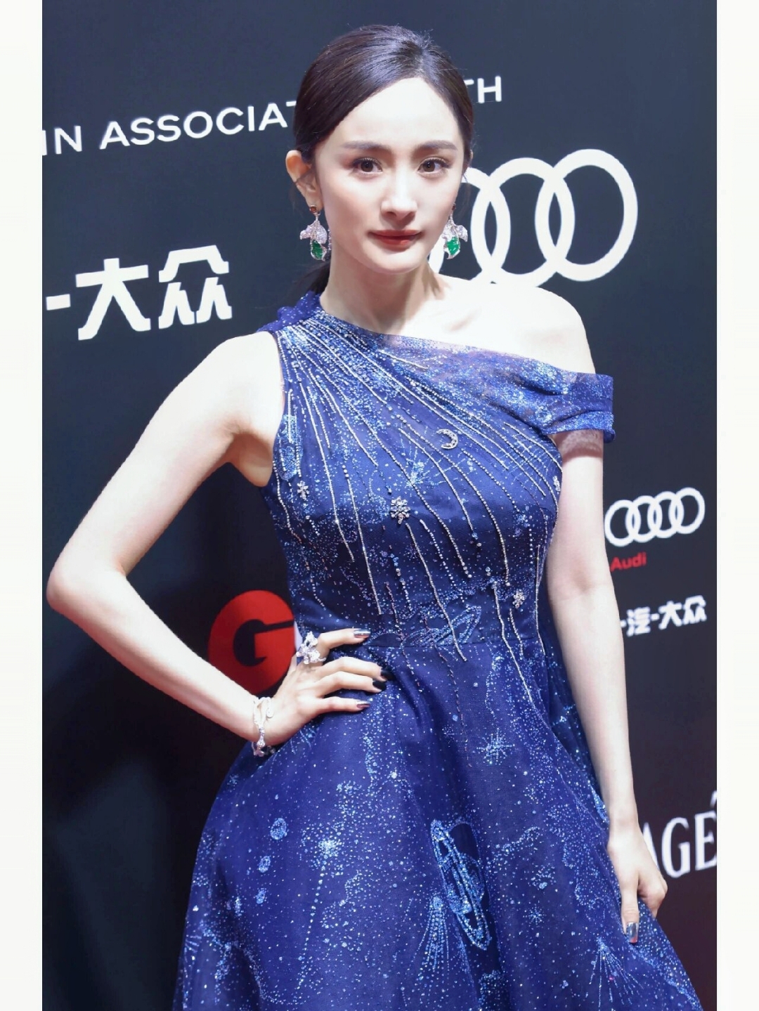 💙梦幻蓝色长裙,宛如杨幂穿越时空的仙女造型!