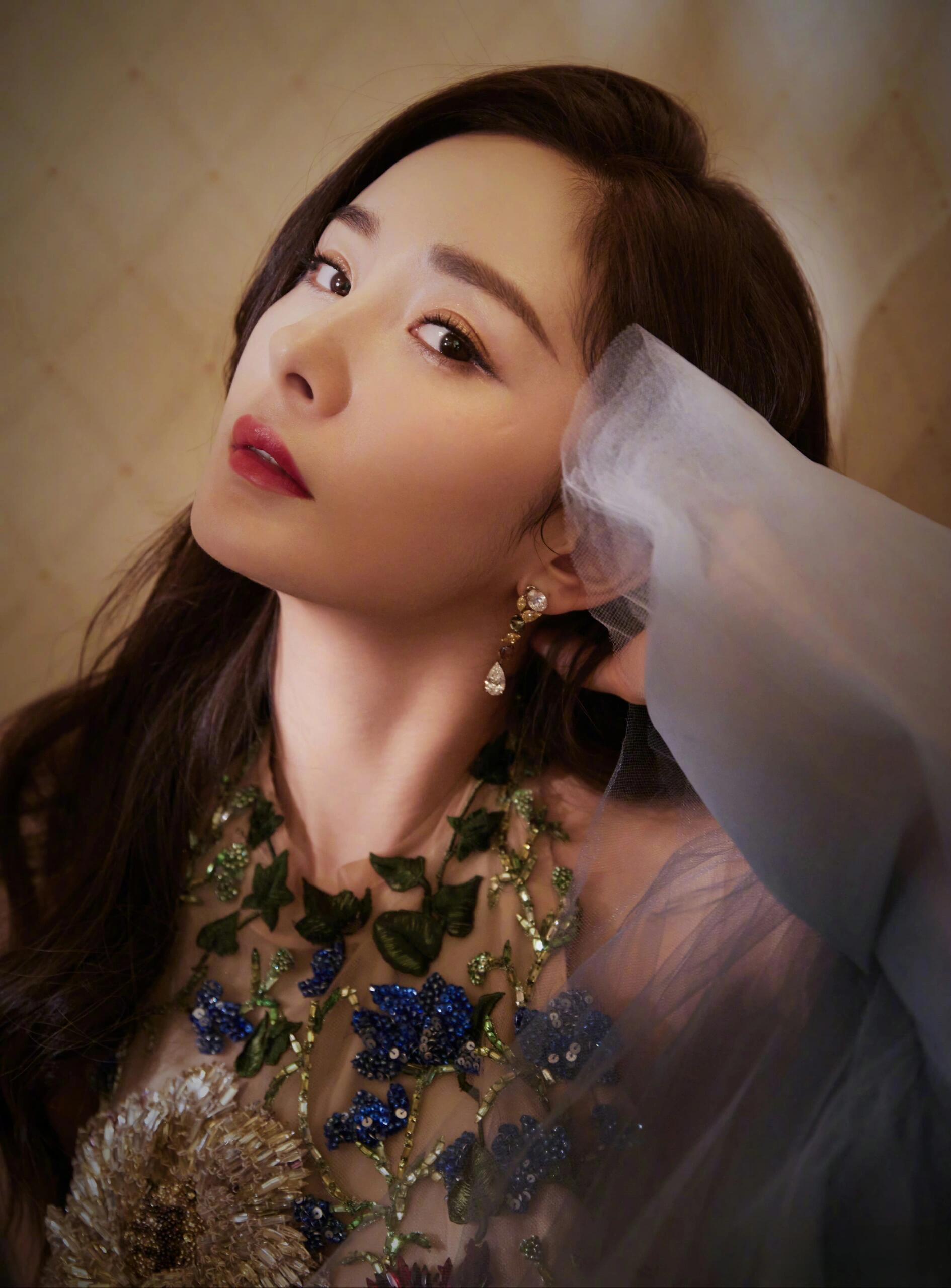 hey宝贝们,今天来聊聊我心中的女神—杨幂!