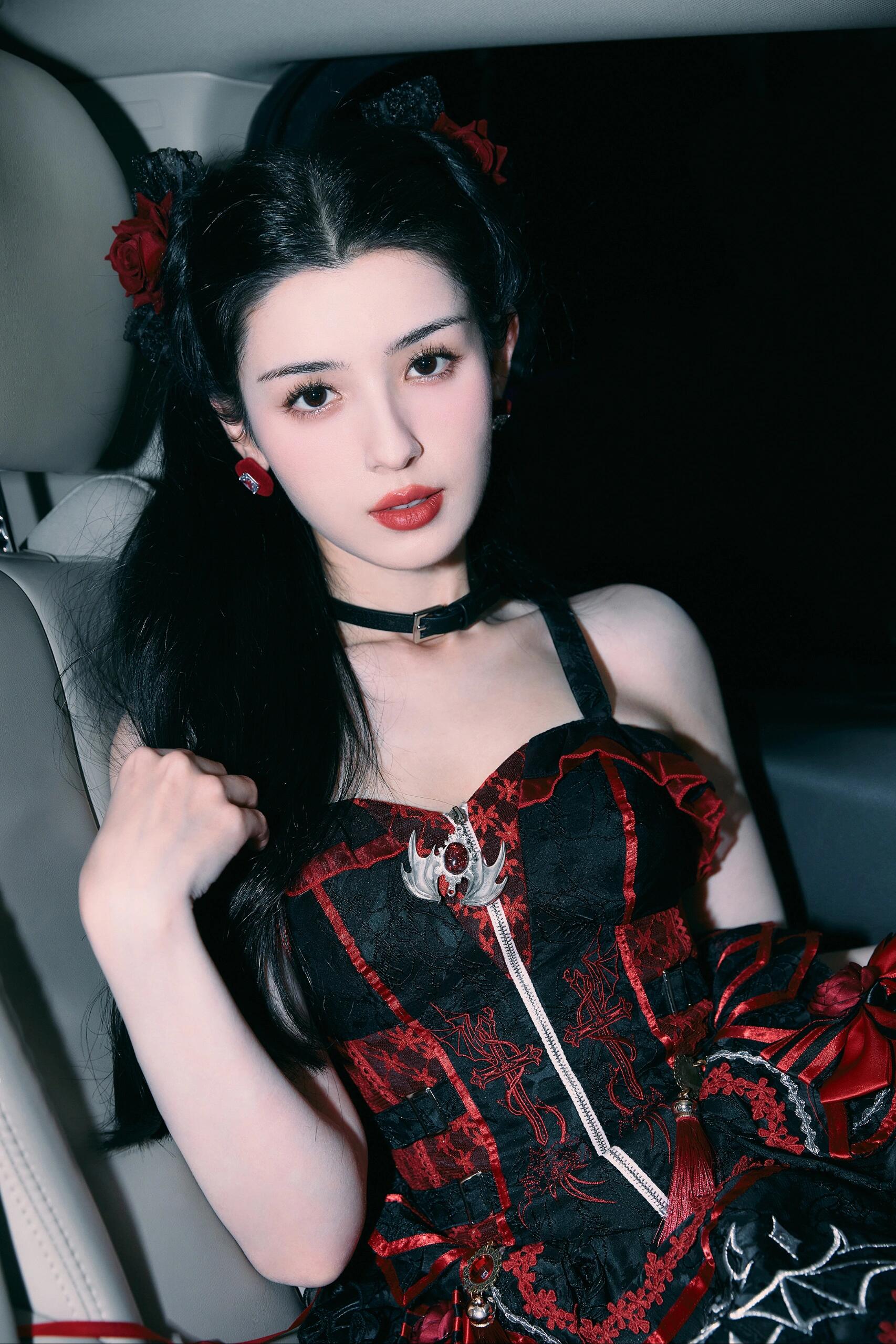 哈妮克孜,今晚的月色真美,你比月色更动人.