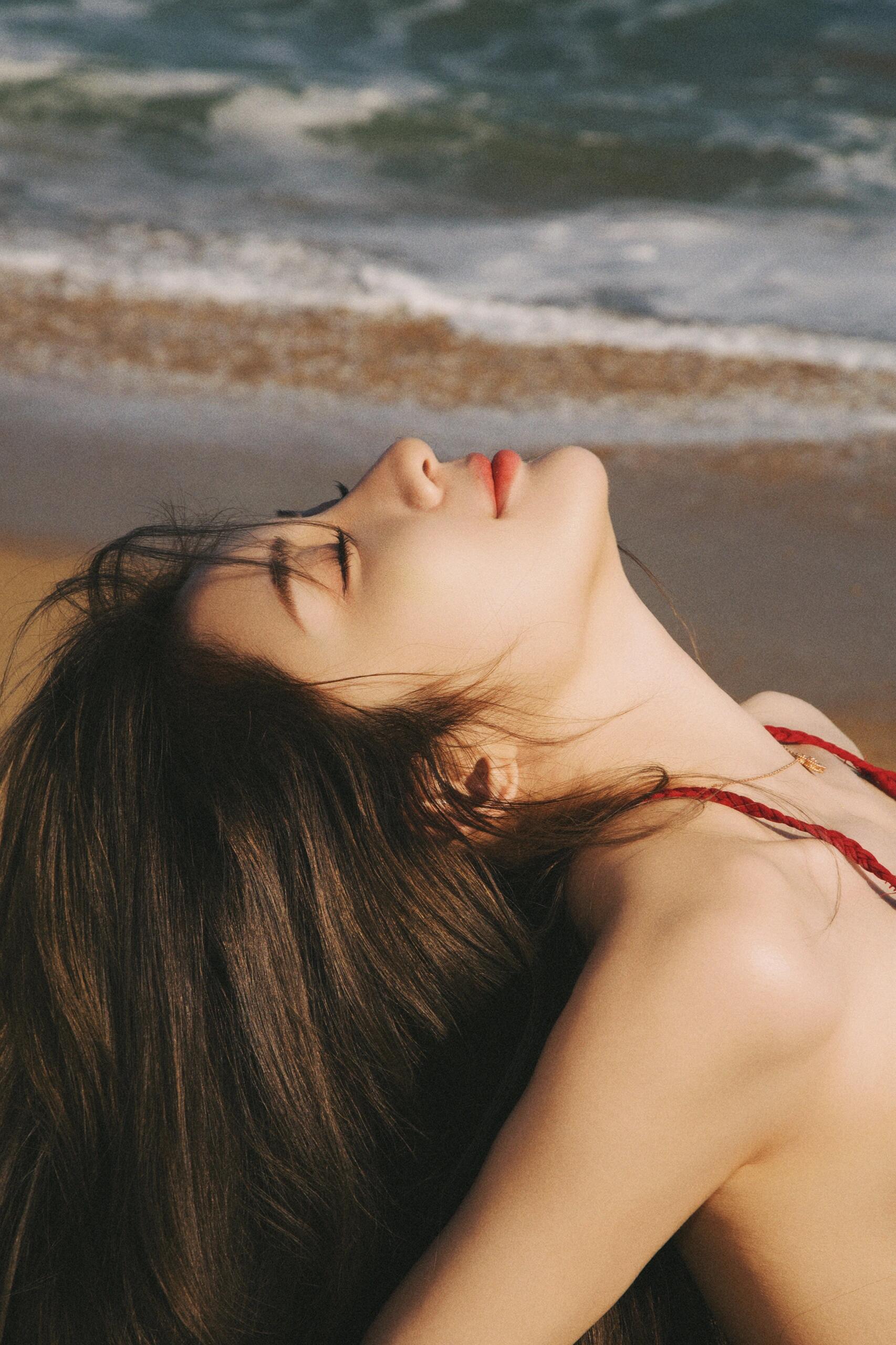 93夏日海滩,比基尼美女如画  阳光,沙滩,海浪,还有那一抹最亮眼的