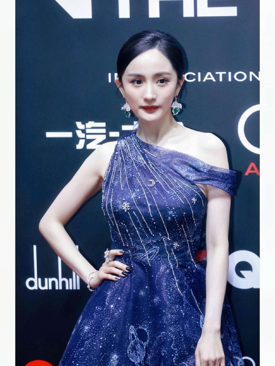 💙梦幻蓝色长裙,宛如杨幂穿越时空的仙女造型!