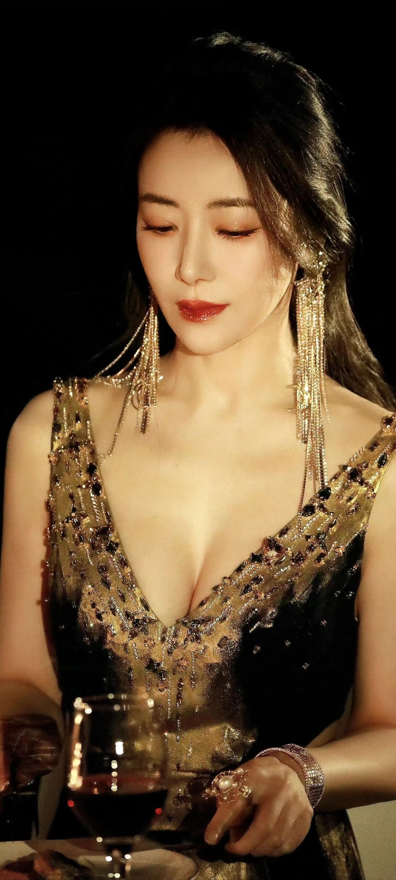 "陈紫函今日穿搭好chic,白色西装外套搭配黑色长裤,简约中透露着高级