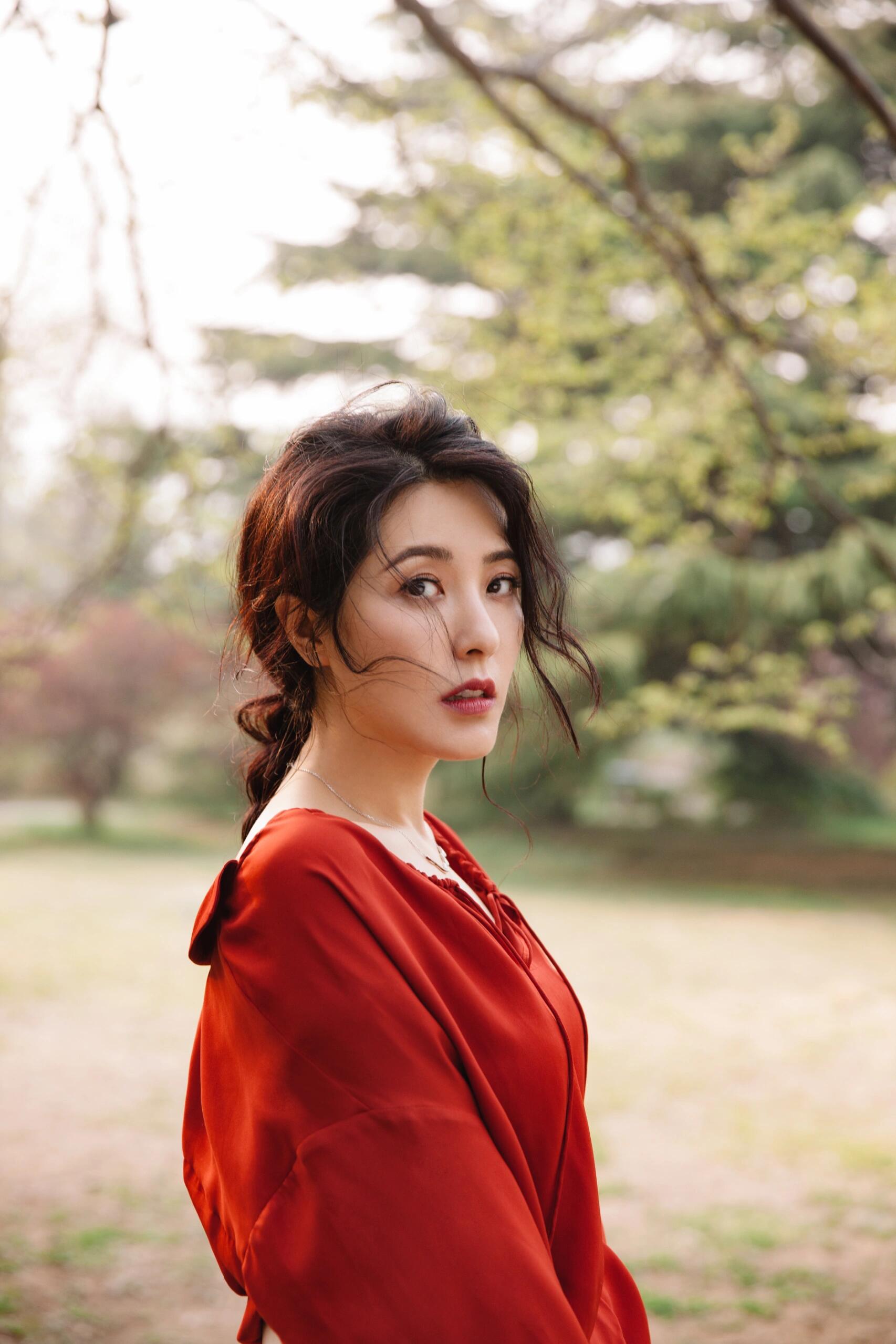 95曾黎户外大片,自然风情尽收眼底91  98在这张曾黎的户外美照