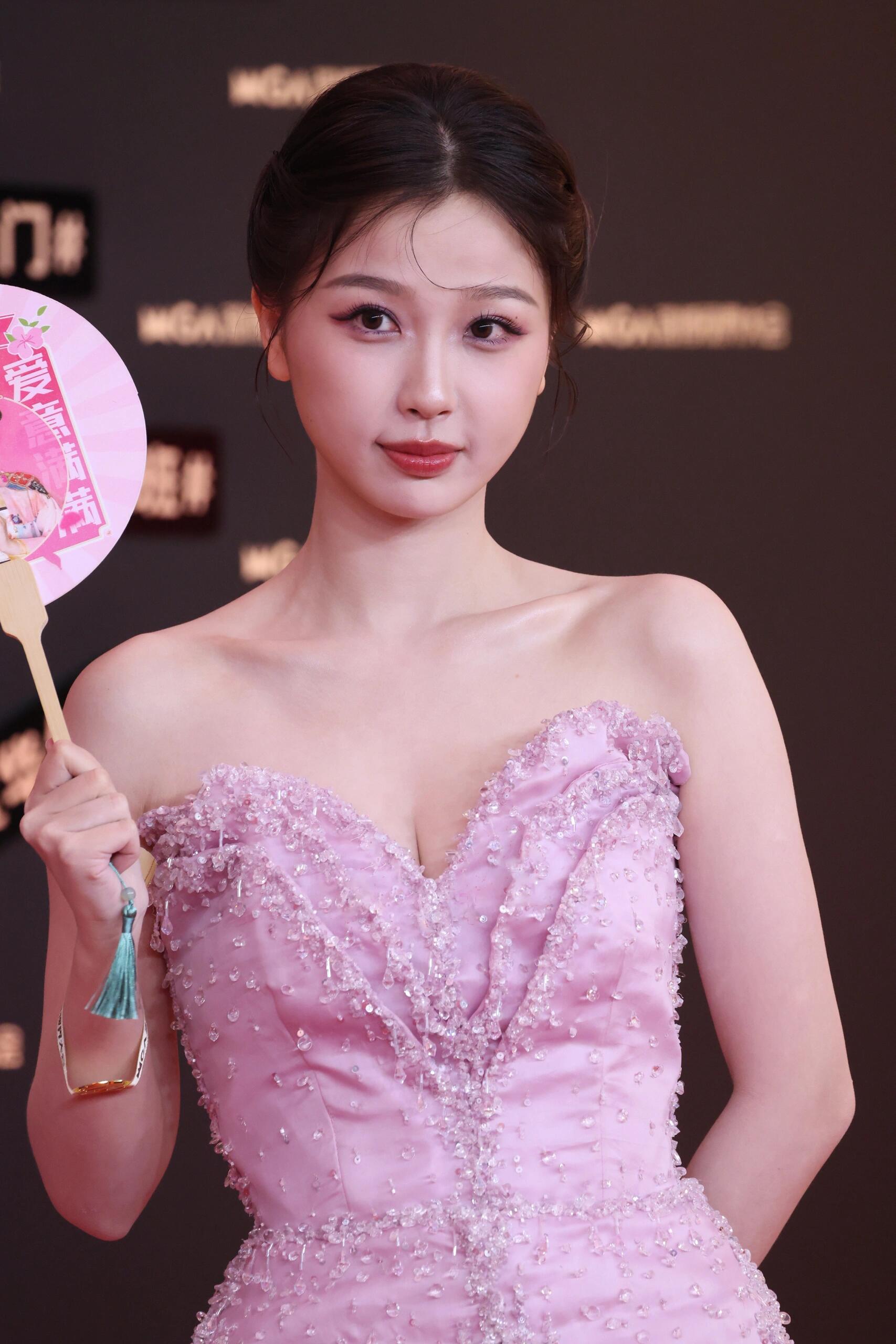 "哇,虞书欣今天好美,这身粉色礼服配上她甜美的笑容,真是太吸睛了!