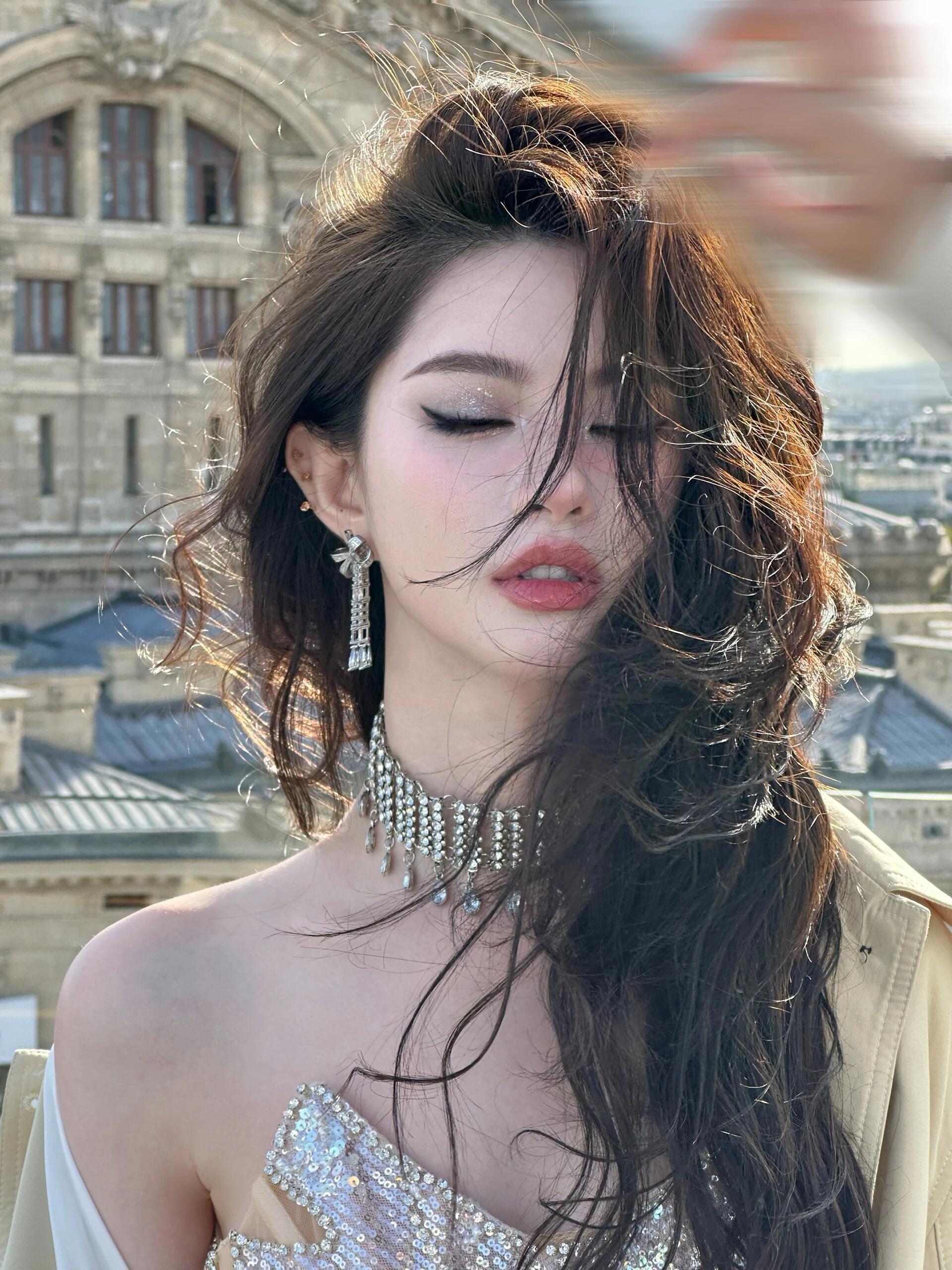 9494这长发飘逸,妆容精致,简直美到犯规!